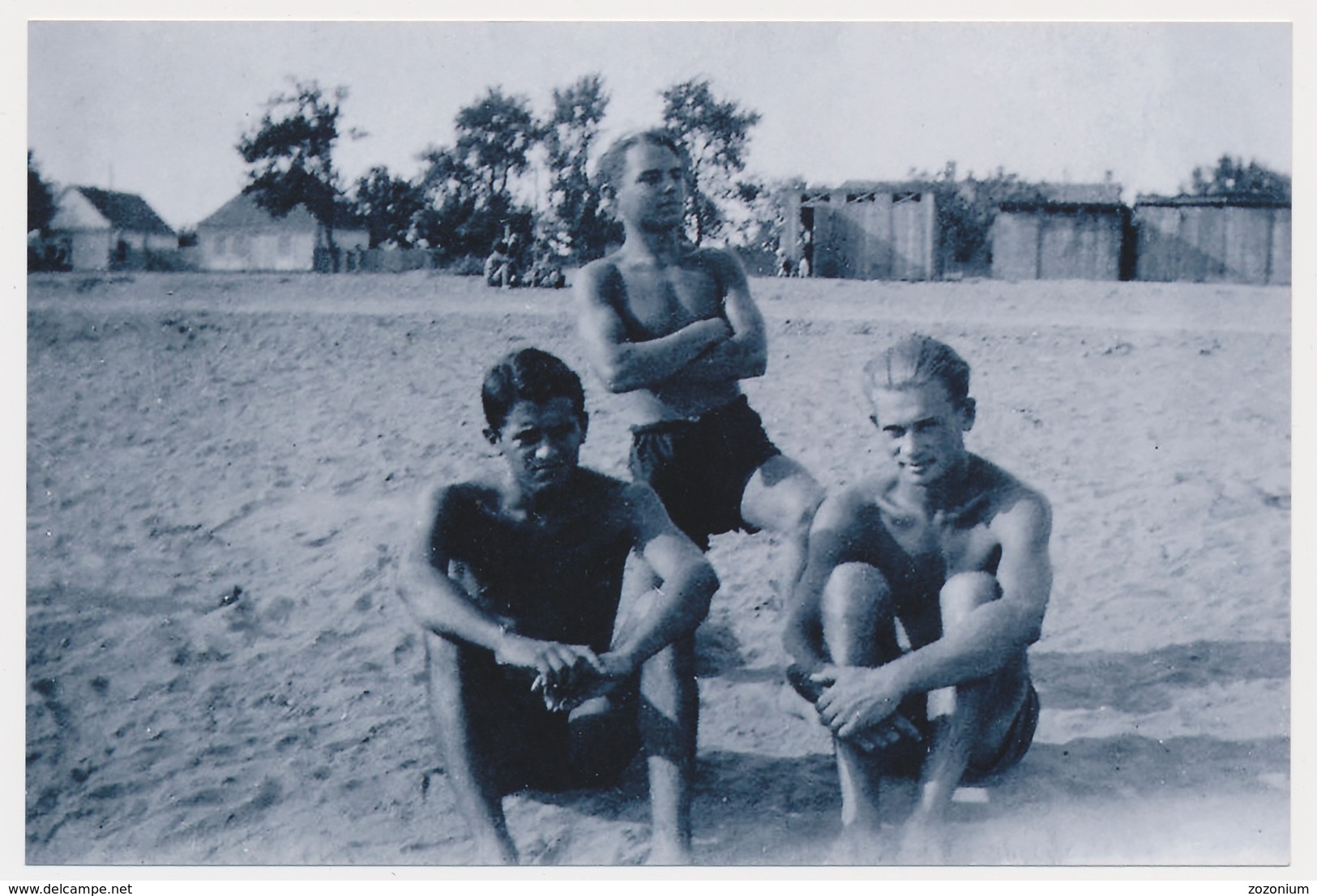 REPRINT -  Three Naked Trunks Mucular Guys Men Sitting On Beach  Hommes Nus Sur La Plage, Mecs, Photo Reproduction - Persone