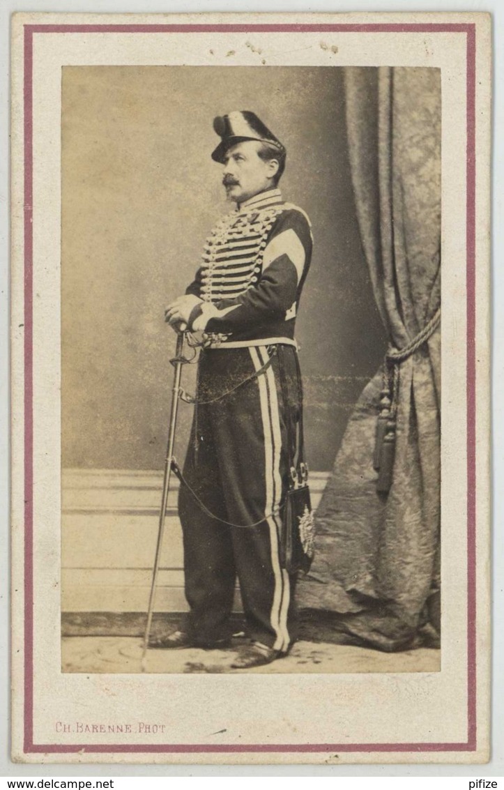 CDV Militaire 1860-70 Charles Barenne à Paris . Un Hussard . Sabretache . Médailles Peu Lisibles (campagne Du Mexique ?) - Ancianas (antes De 1900)