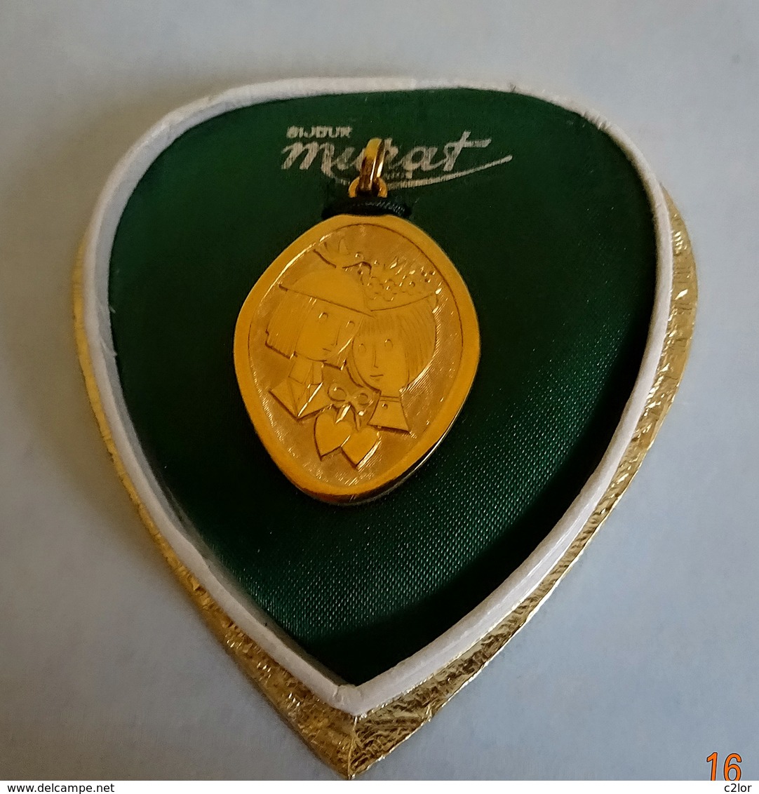 Médaille « Les Amoureux De  Peynet » En Plaqué Or  MURAT Poinçonné, NEUVE Dans Son écrin D'origine Avec Son Petit Livret - Pendants