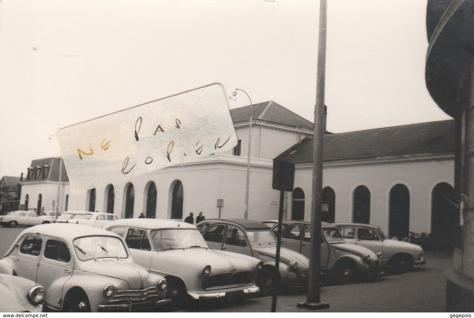 CHATEAUROUX   - La Gare En 1967       ( Photo Format Cpa )  Voitures 2ch , 4ch , Etc.... - Chateauroux