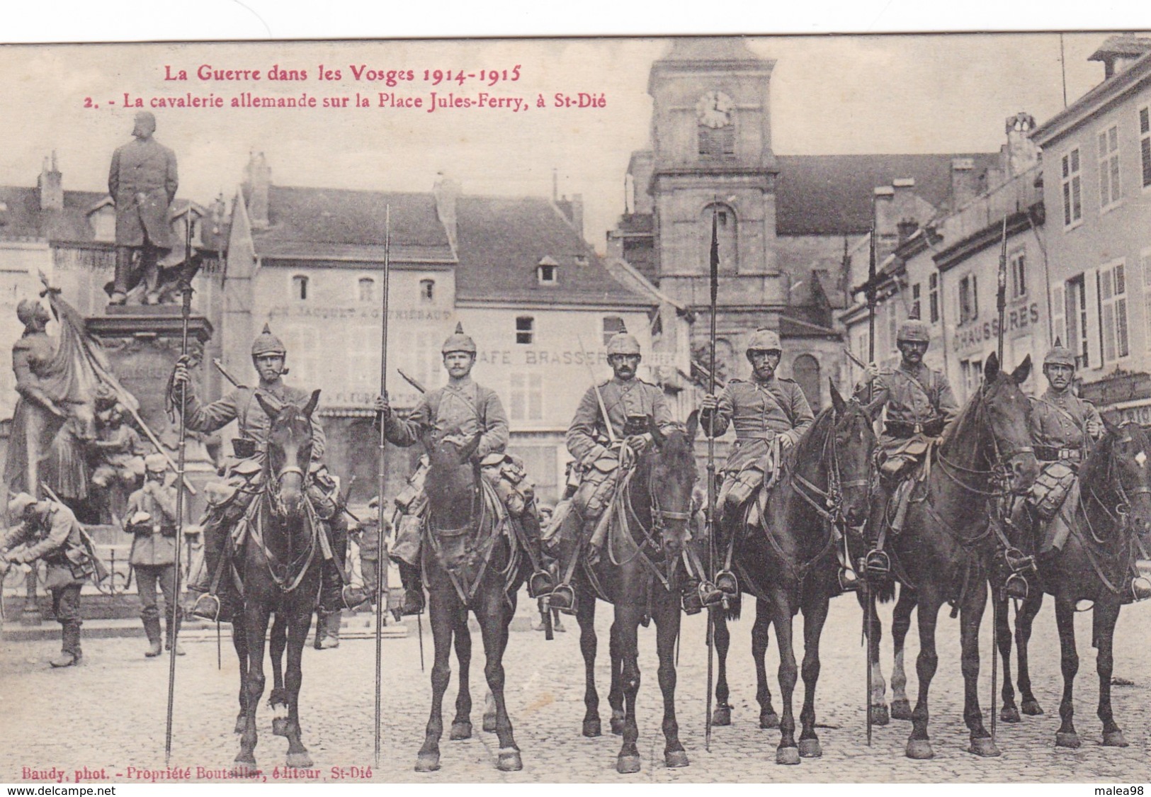 LA GUERRE DANS LES VOSGES ,, ST - DIE ,,,,LA CAVALERIE ALLEMANDE  SUR LA PLACE  JULES  FERRY - Weltkrieg 1914-18