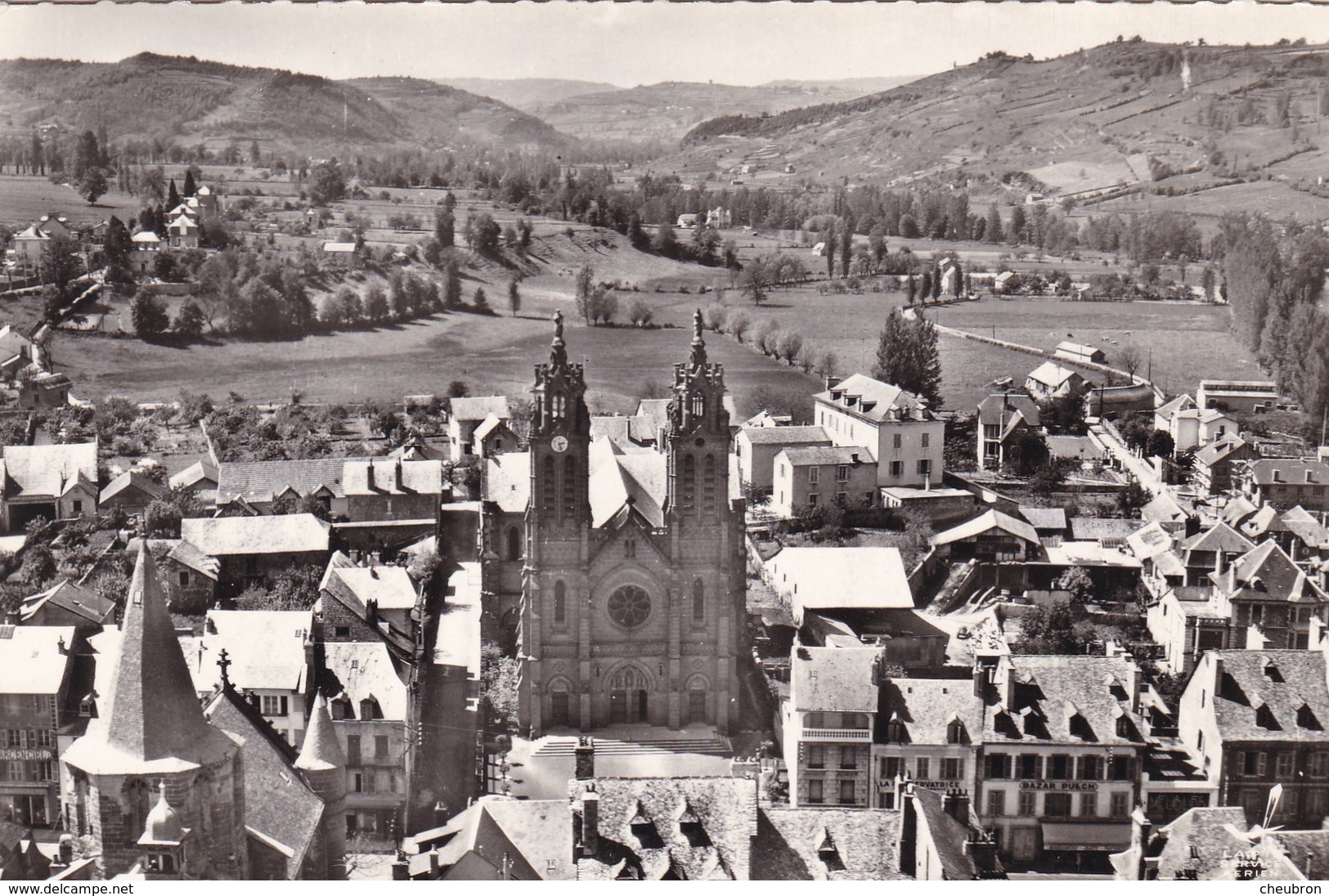 12 .ESPALION . RARETE.  VUE AÉRIENNE. L'EGLISE . ANNÉES 50. SÉRIE  " EN AVION AU DESSUS DE " - Espalion