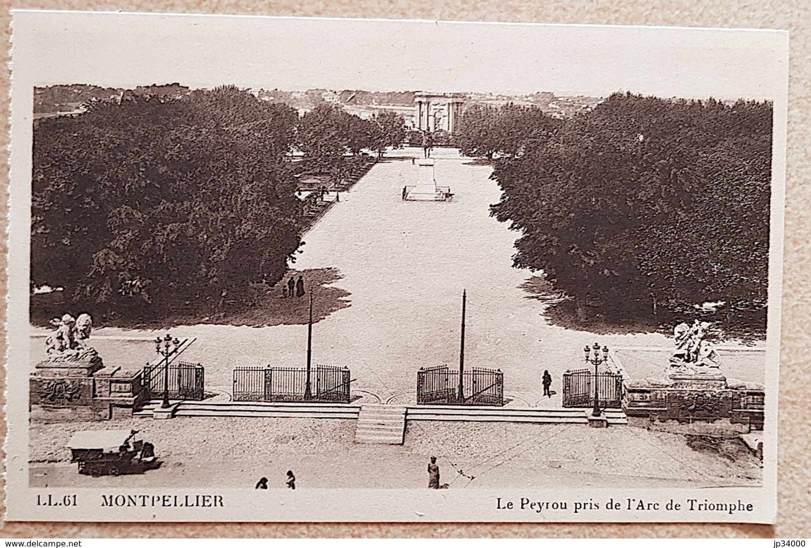 MONTPELLIER (34) CPA - Le Peyrou Pris De L'arc De Triomphe. - Montpellier