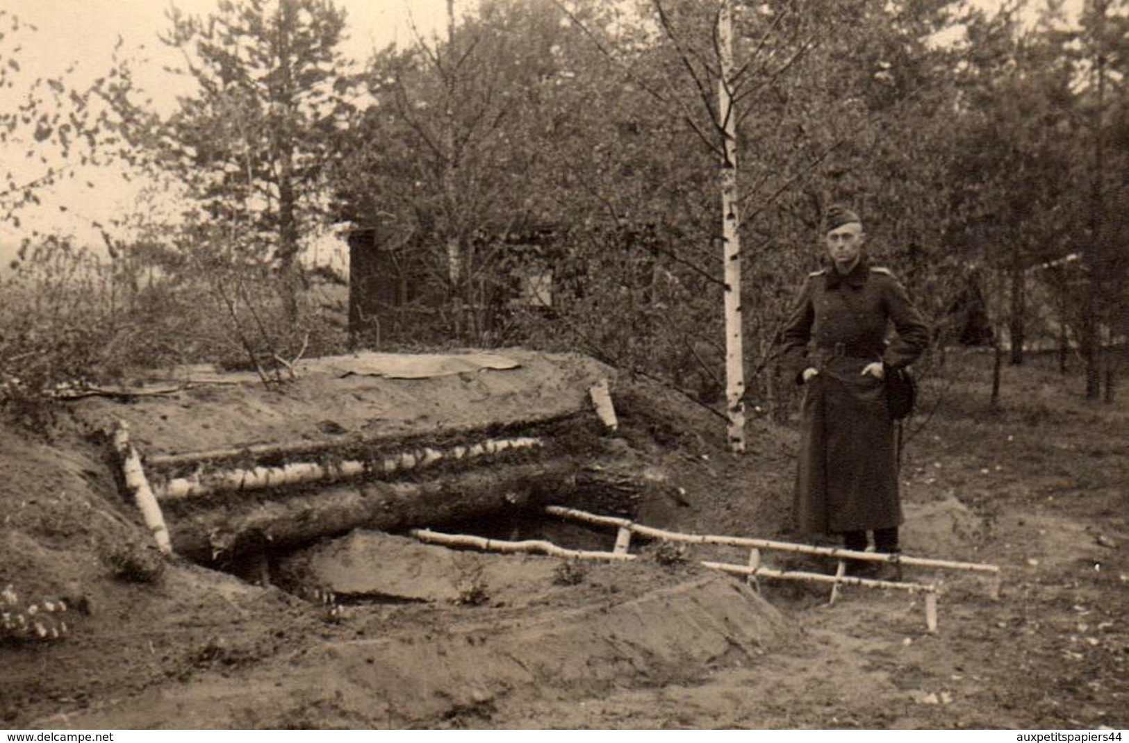 3 Photos Originales Guerre 1939-45 Camouflage Et Abri Sous Terre De La Wehrmacht, Dortoir, Entrée Et Garde - Guerre, Militaire