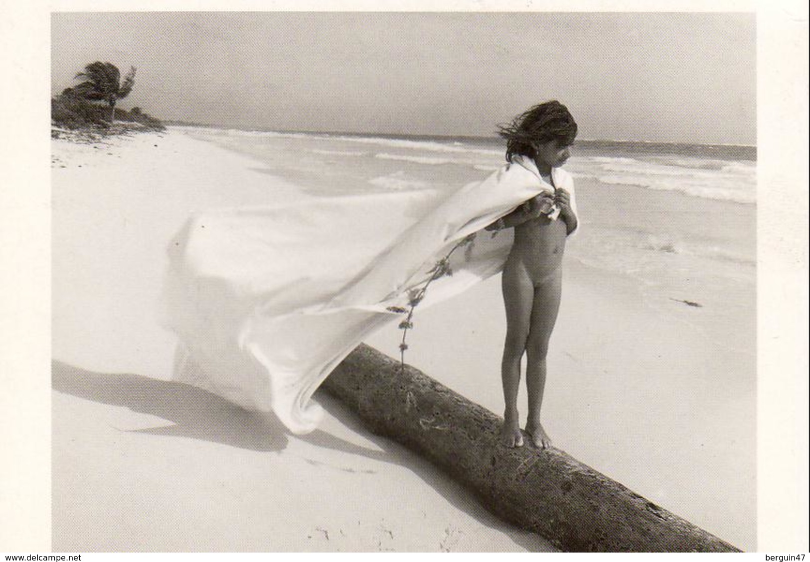 DOUCEUR DU VENT    Photgraphe Flor Garduno    ............. ( Petite Fille Nue Sur Une Plage ) - Photographie