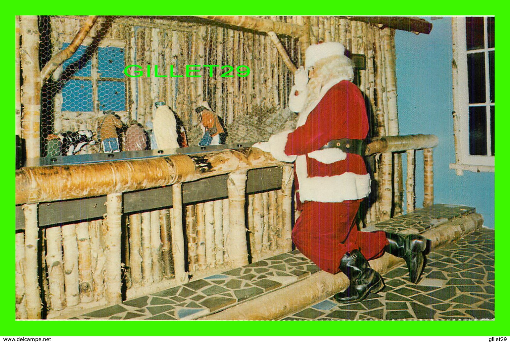 VAL DAVID, QUÉBEC - VILLAGE DU PÈRE NOEL - SANTA CLAUS À GENOUX DEVANT LA CRÈCHE - PUB. BY NORD PHOTO - - Autres & Non Classés