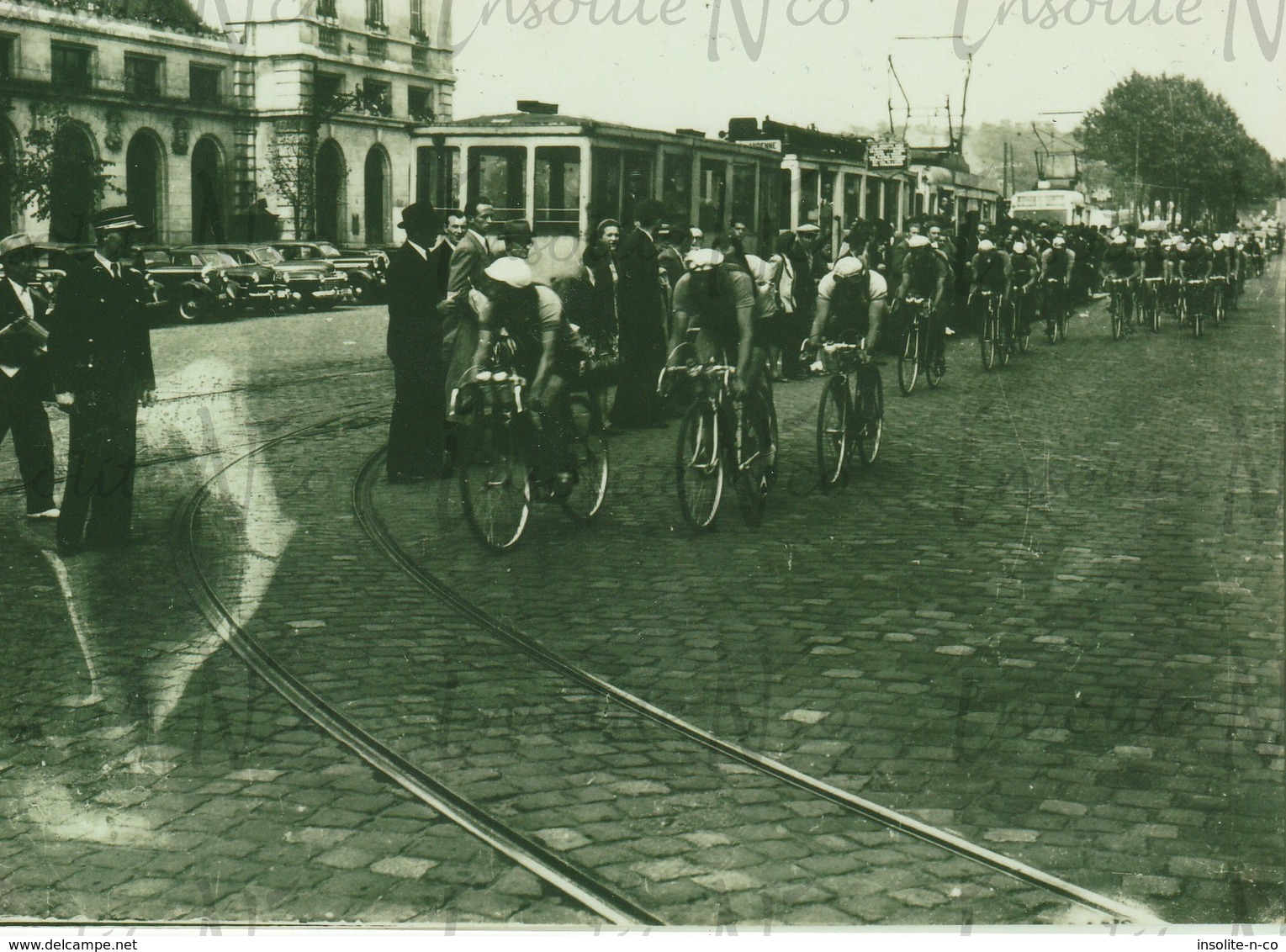 Photographie De Plusieurs Trams Place De La Gare De Namur Avec Course Cycliste - Ferrovie