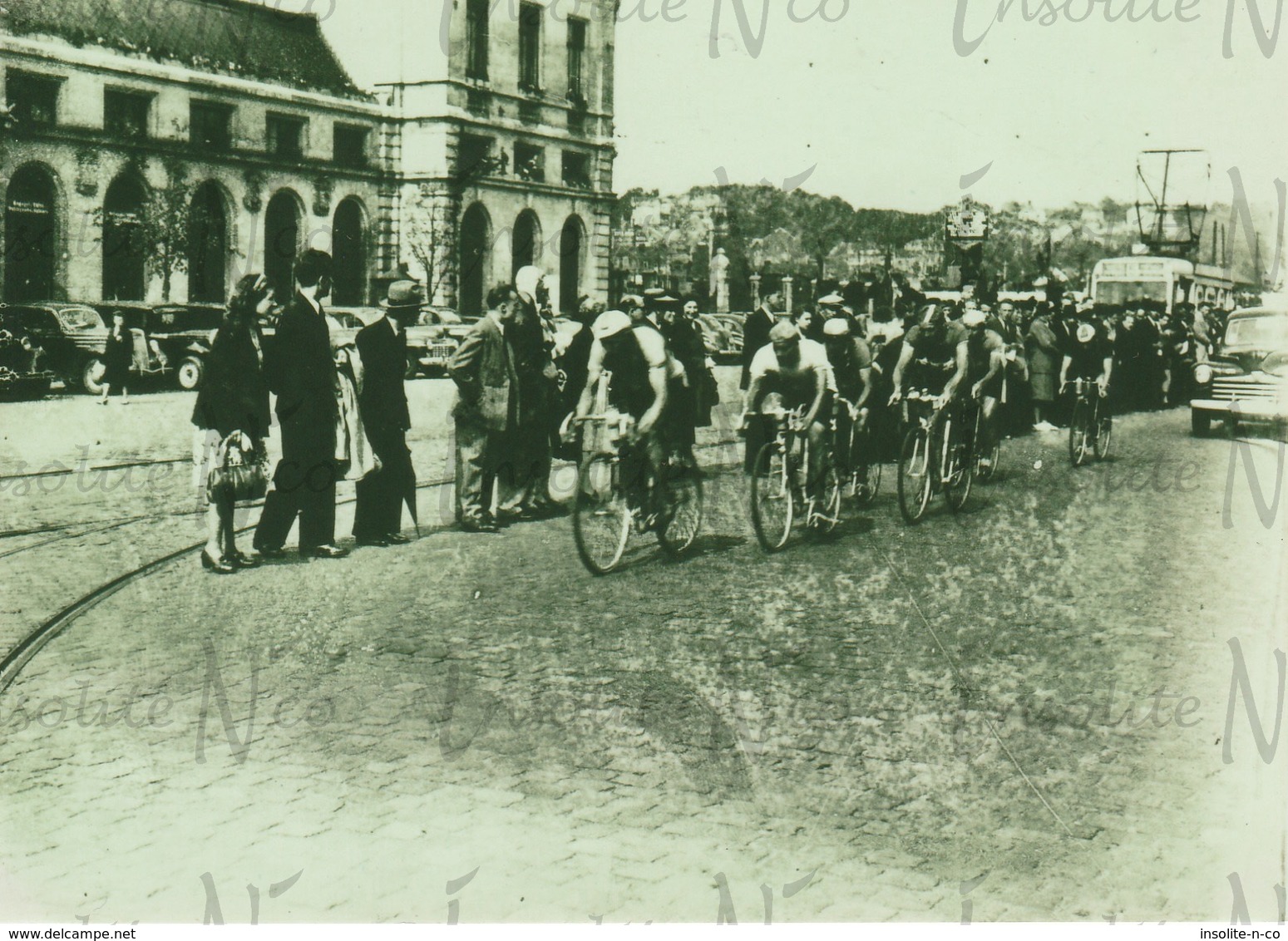 Photographie De Tram Place De La Gare De Namur Avec Course Cycliste Vue De Voitures - Chemin De Fer