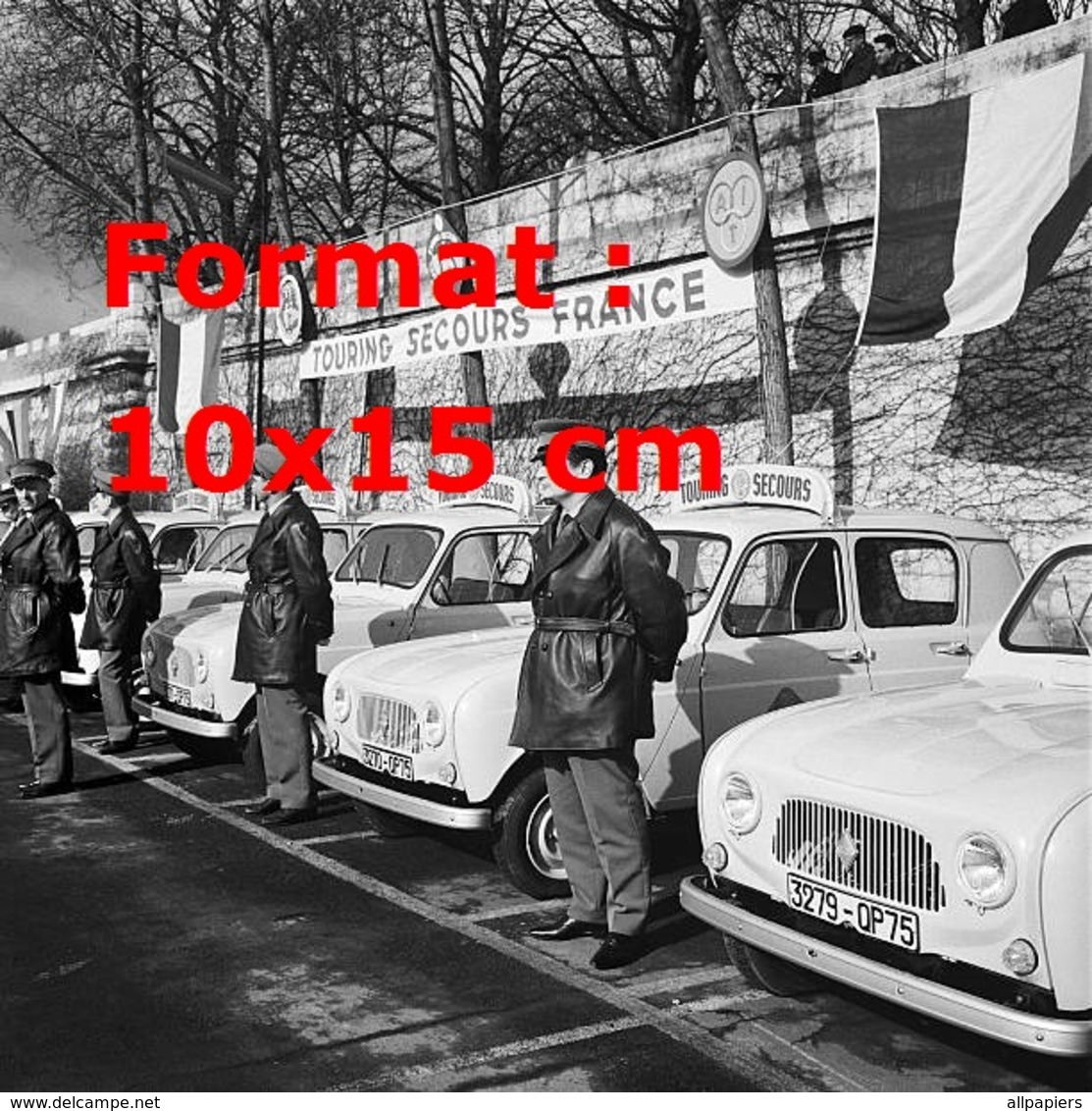 Reproduction D'une Photographie Ancienne Des Renault 4L Et Chauffeurs Du Touring Secours France En 1965 - Otros & Sin Clasificación