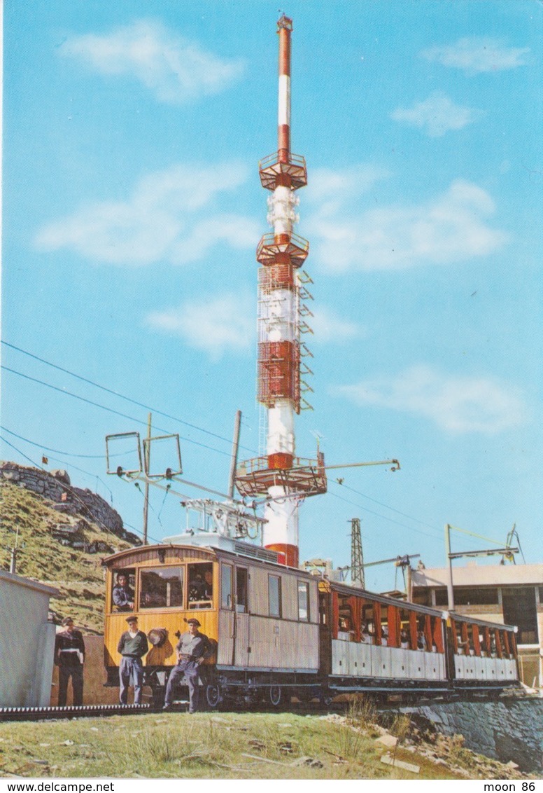 TRAIN DE LARUN EN GARE - AU PIED DE L'ANTENNE R.T.F. RTF - Stations With Trains