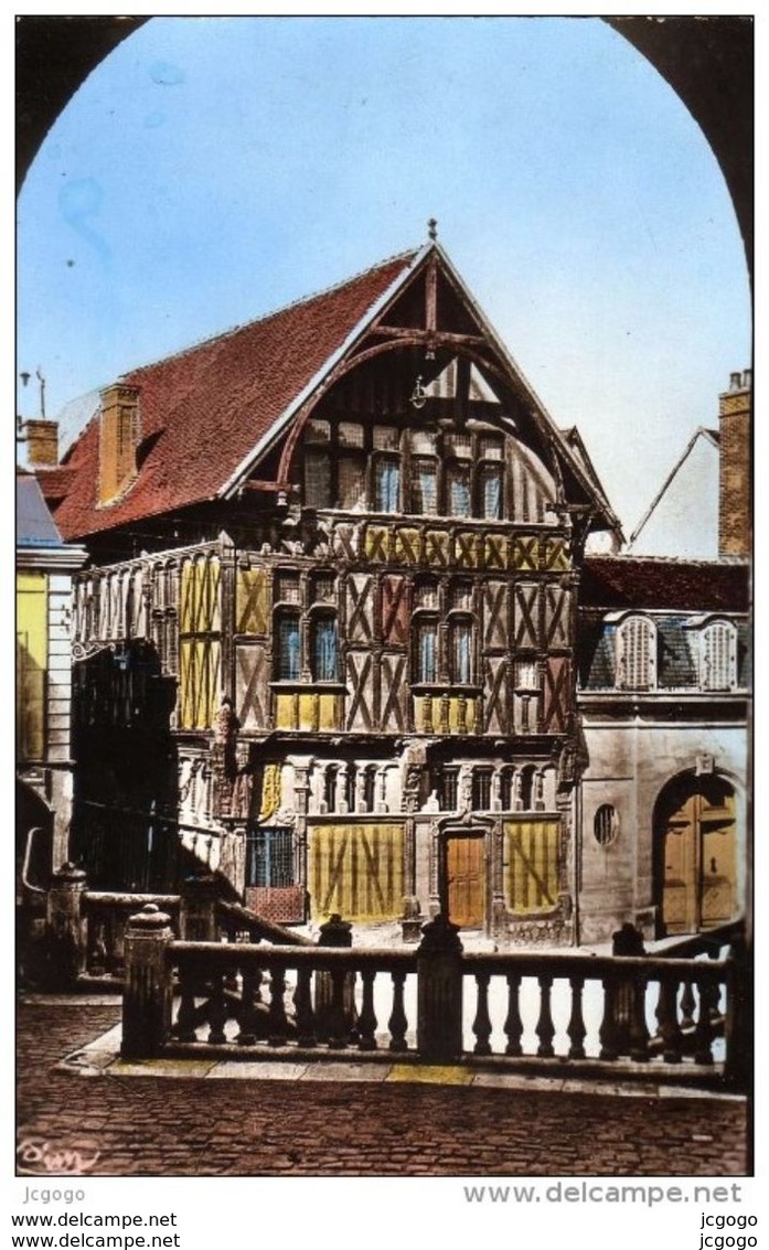 JOIGNY    Place Saint Jean.   Maison De Bois Du XVIe S. Carte Photo 2 Scans TBE - Joigny