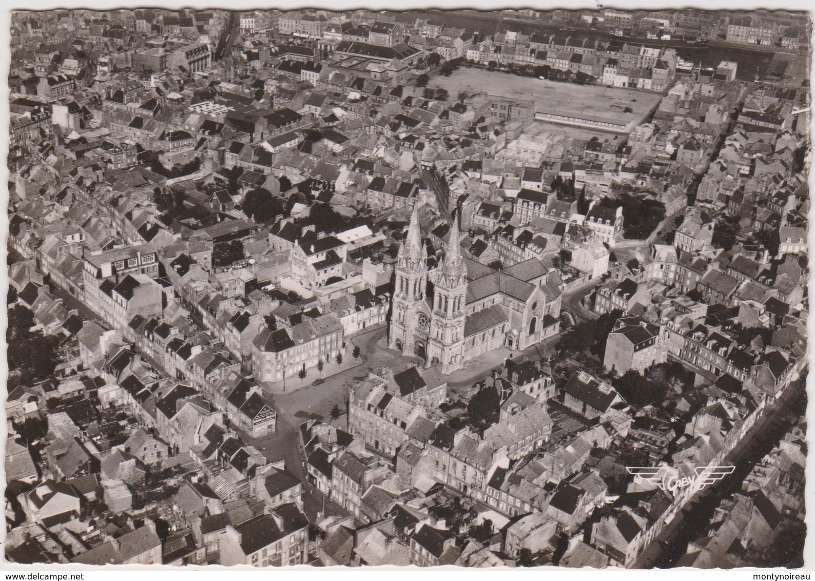 Manche : CHERBOURG : L é Glise  Notre  Dame  Du Voeu Et La  Place Divette - Cherbourg