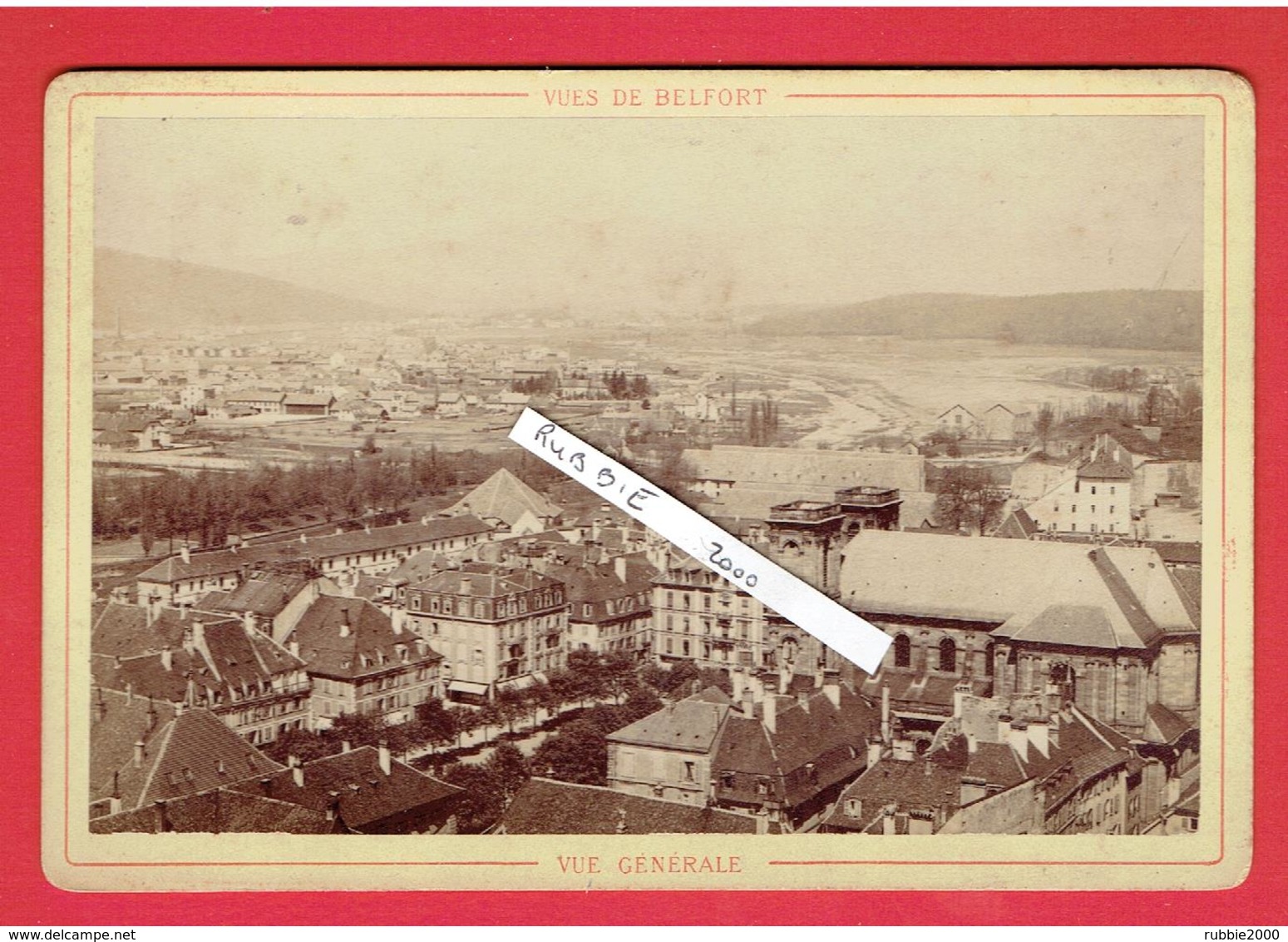 BELFORT VERS 1870 VUE GENERALE PHOTOGRAPHIE PAPETERIE LIBRAIRIE SCHMILL 25 FAUBOURG DE FRANCE EN TRES BON ETAT - Lieux