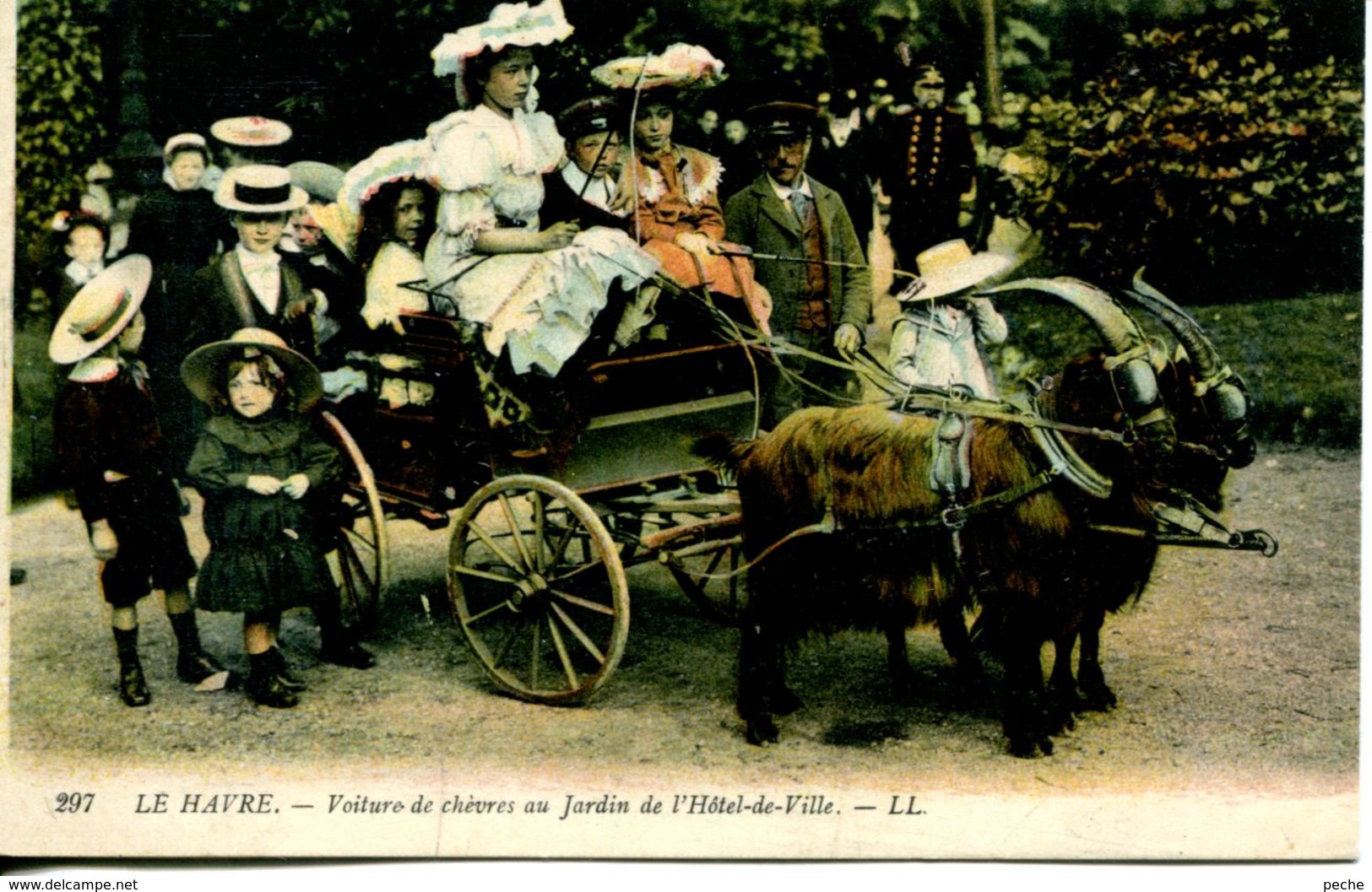 N°66352 -cpa Le Havre -attelage Voiture De Chèvres Au Jardin De L'Hôtel De Ville- - Attelages