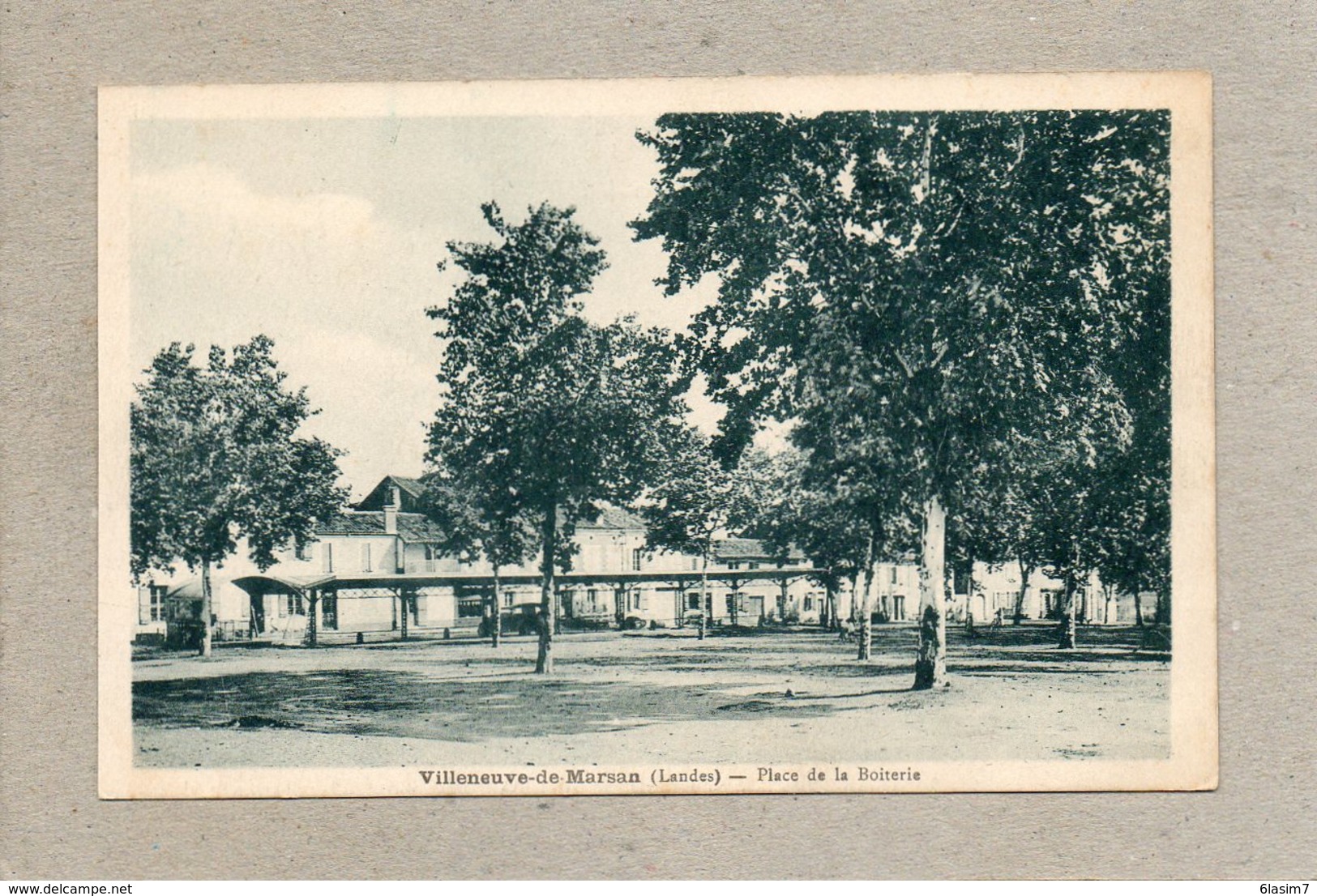 CPA - VILLENEUVE-de-MARSAN (40) - Thème : Arbre - Aspect Des Jeunes Platanes De La Place De La Boiterie En 1947 - Villeneuve De Marsan