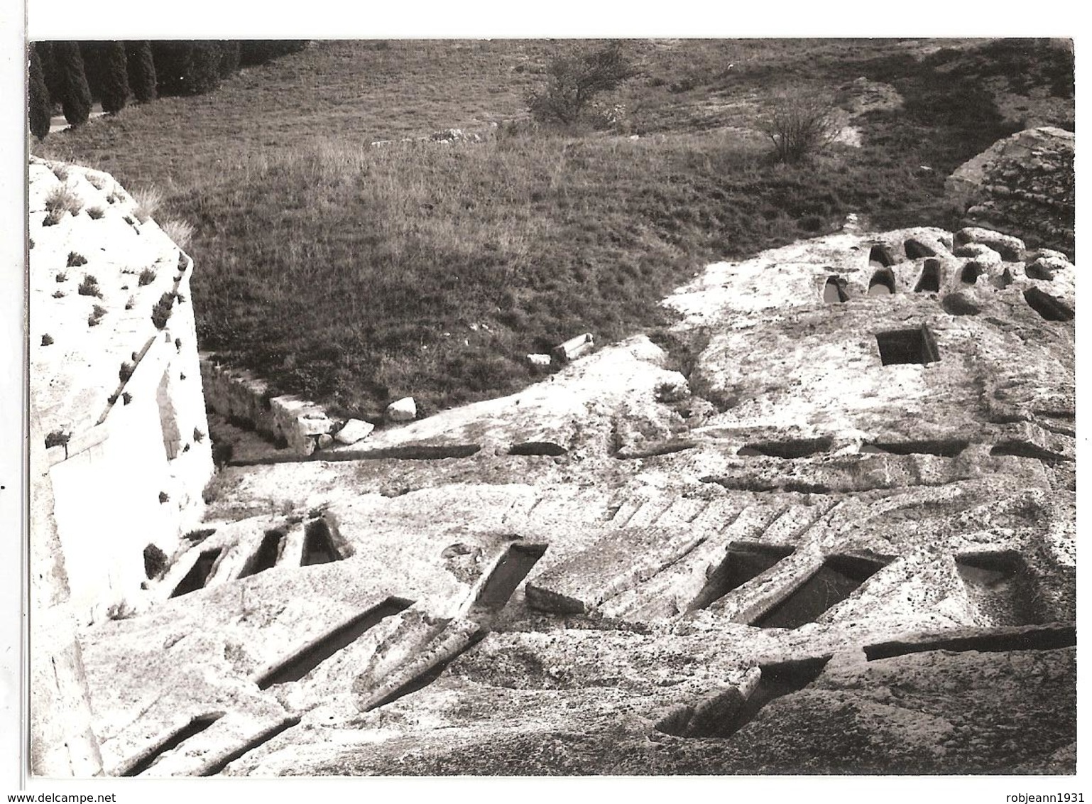 (13) Environs D'arles L'abbaye De Montmajour - Tombes Creusees Dans Le Roc - Arles