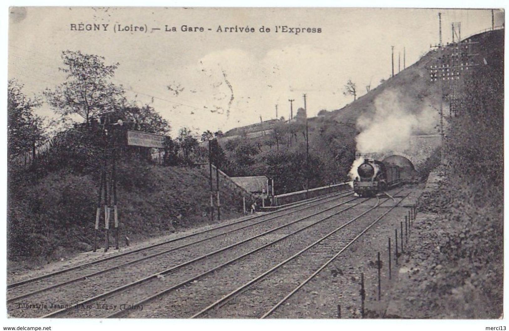 REGNY (42) – La Gare. Arrivée De L'Express. Train. Cachet Convoyeur Lyon à Roanne. Librairie Jeanne D'Arc, Régny. - Autres & Non Classés