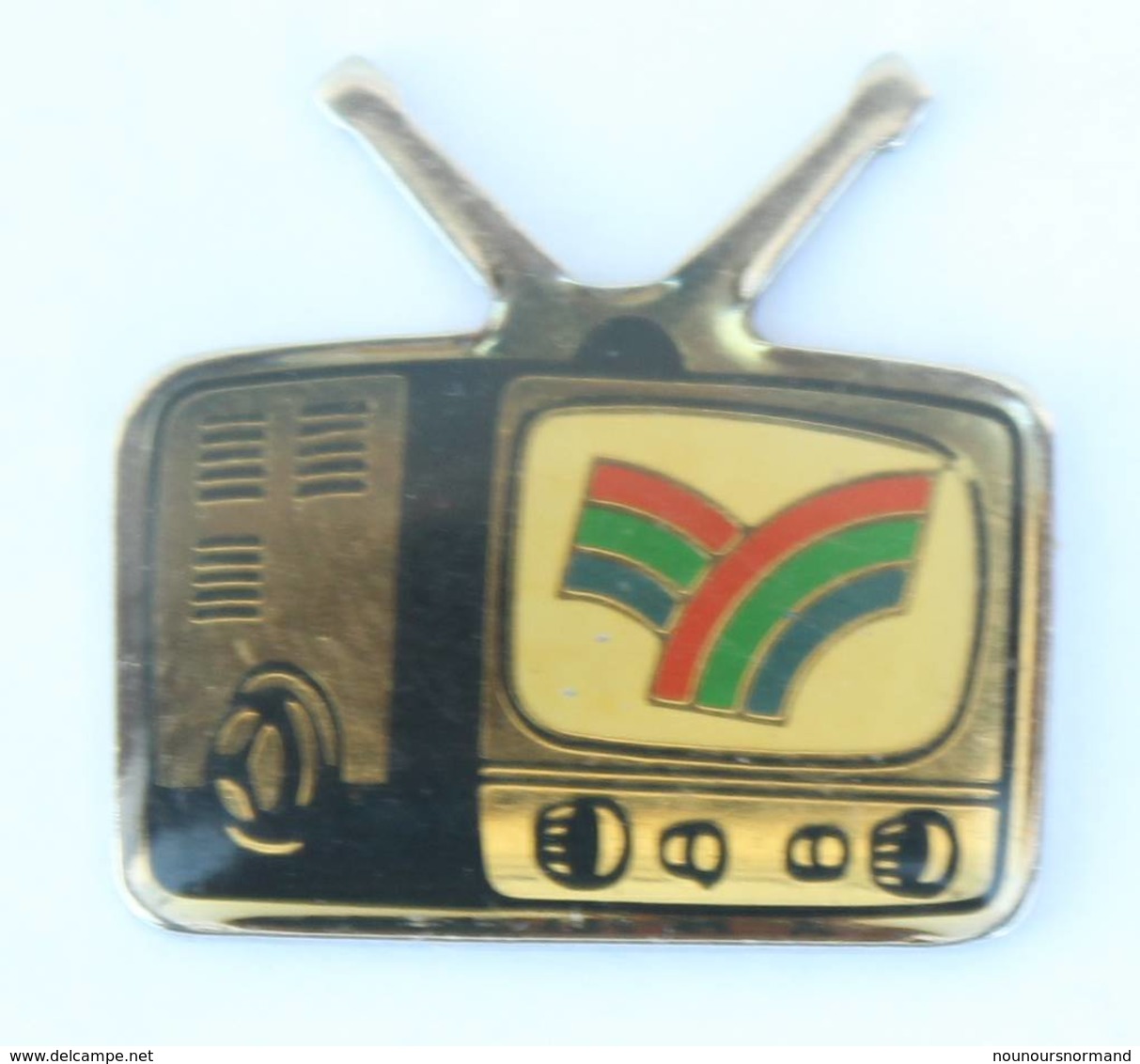 Pin's TELEVISION - Logo De Chaîne à Identifier - Winner - H519 - Medias