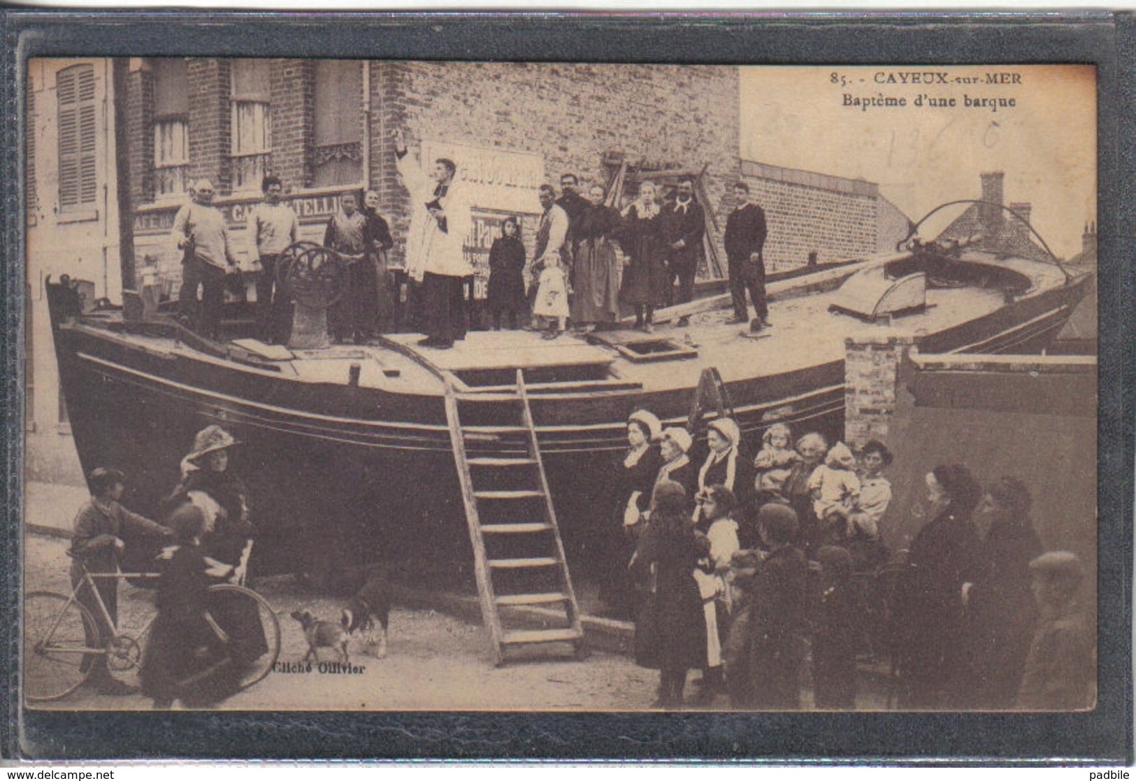 Carte Postale 80. Cayeux-sur-mer  Baptême D'une Barque Très Beau Plan - Cayeux Sur Mer