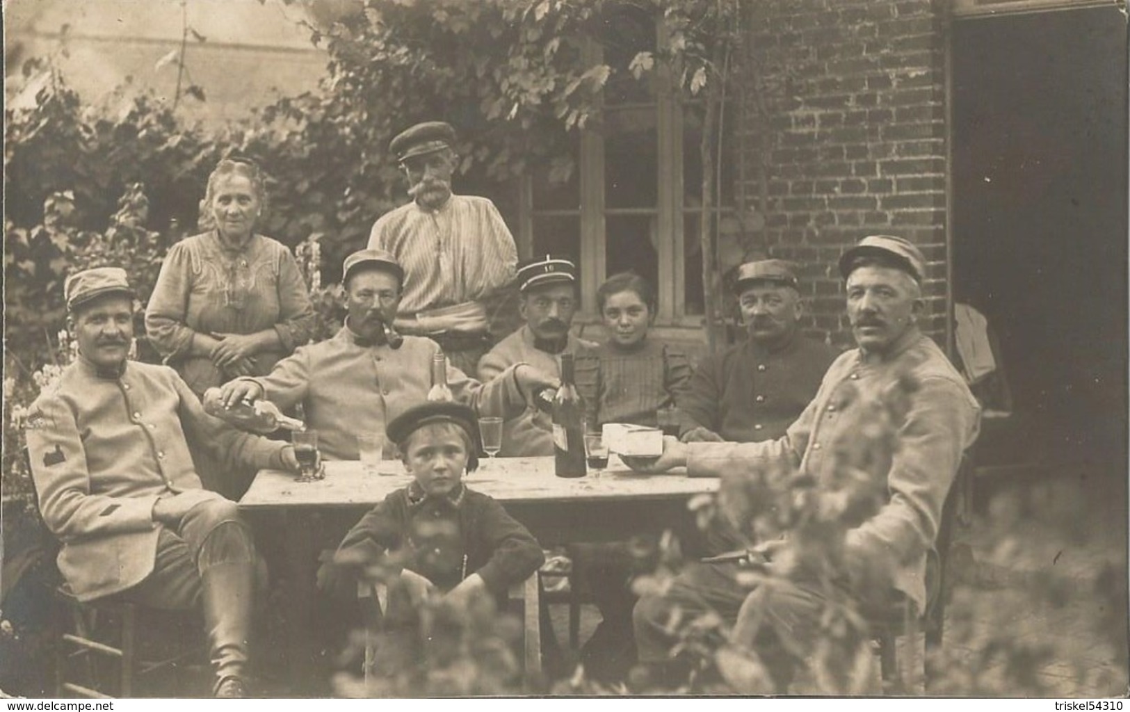 Carte Photo Soldats Français, Dans Une Coure , Vin Rouge , Régiment N°10 / 14-18 / WW1 / POILU - 1914-18