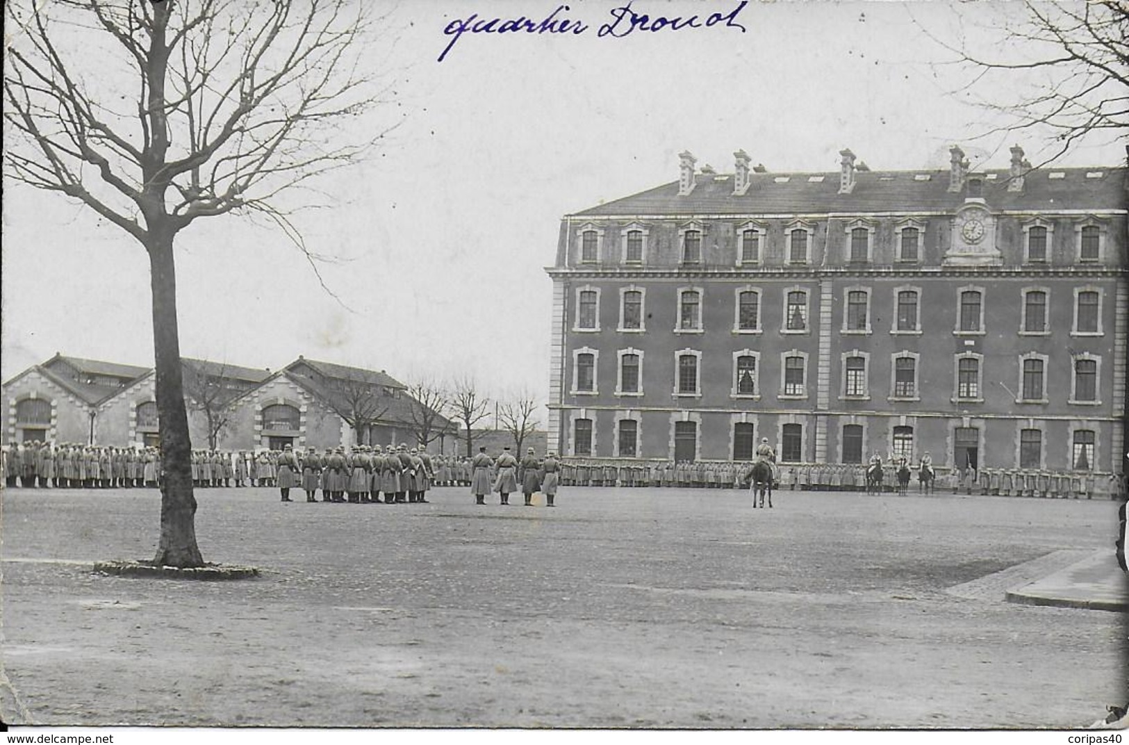 Photo Cpa Nancy- Caserne Landremont Quartier Drouot -remise De La Fouragère Aux Bleus Par Le Colonnel écrite - Sonstige & Ohne Zuordnung