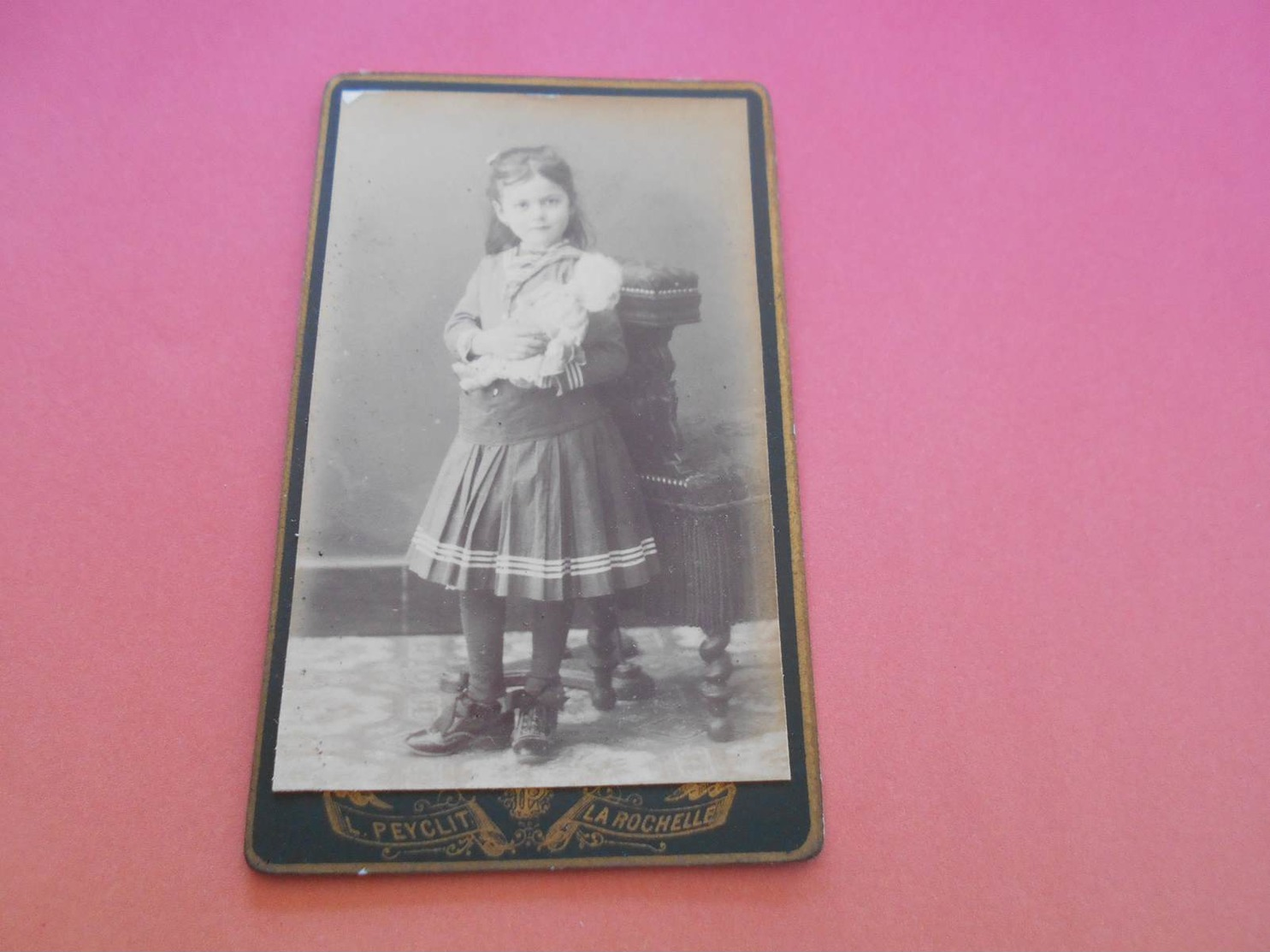 340 - Photo CDV , Petit Fille En Robe Portant Une Poupée , Photograhie PEYCLIT, La Rochelle, Circa 1890 - Anciennes (Av. 1900)