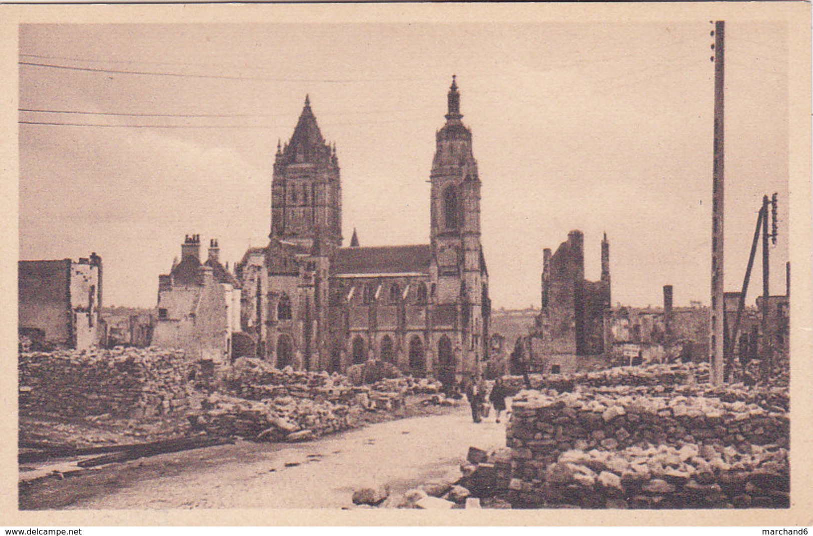 Manche Coutances L église Saint Pierre Et La Rue Geoffroy De Montbray Ruines De La Guerre 1940 éditeur Cap N°7 - Coutances