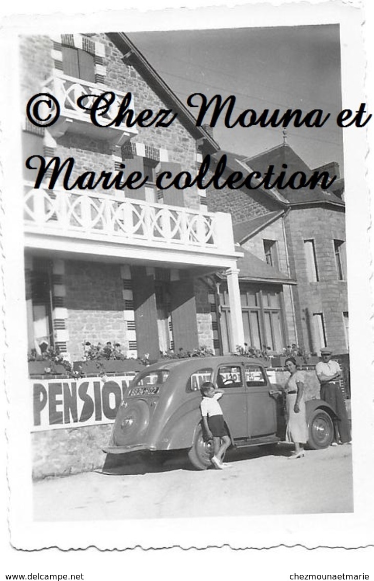 ST MALO 1945 - PEUGEOT 301 VEHICULE VOITURE - FAMILLE LASSEUR DEVANT LA PENSION - ILLE ET VILAINE - PHOTO 9 X 6 CM - Luoghi