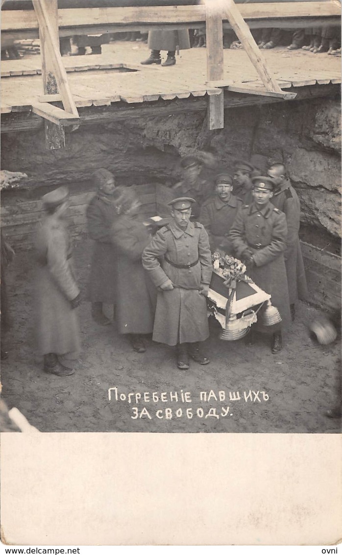 CPA Photo  RUSSIE   Soldats Enterrés Révolution 1917 - Russia