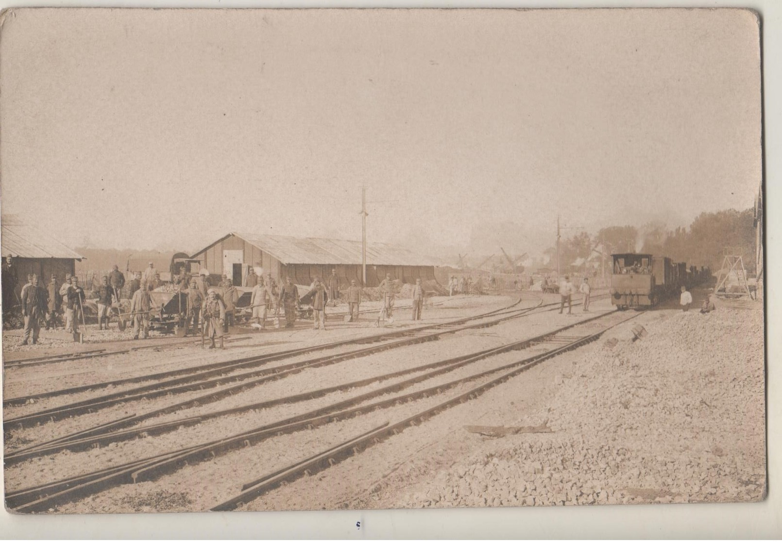 94. CARTE PHOTO PORT DE BONNEUIL-sur-MARNE. Train. Cheminots Et Soldats Qui Travaillent Sur La Voie. 1918 - Bonneuil Sur Marne