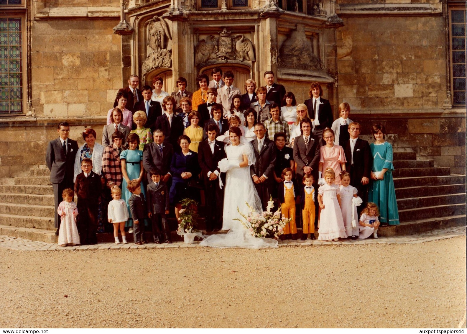 Grande Photo Couleur 1970's Mariage, Mariés & Photo De Famille Avec Déjà Du Jaune ! Kitsch - Photo A. Gonin à Nevers - Personnes Anonymes