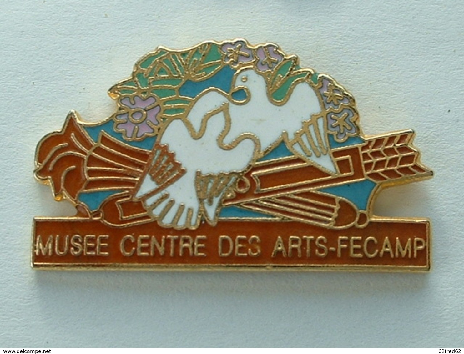 Pin's MUSEE - CENTRE DES ARTS - FECAMPS - OISEAU - FLECHE - EMAIL - Steden