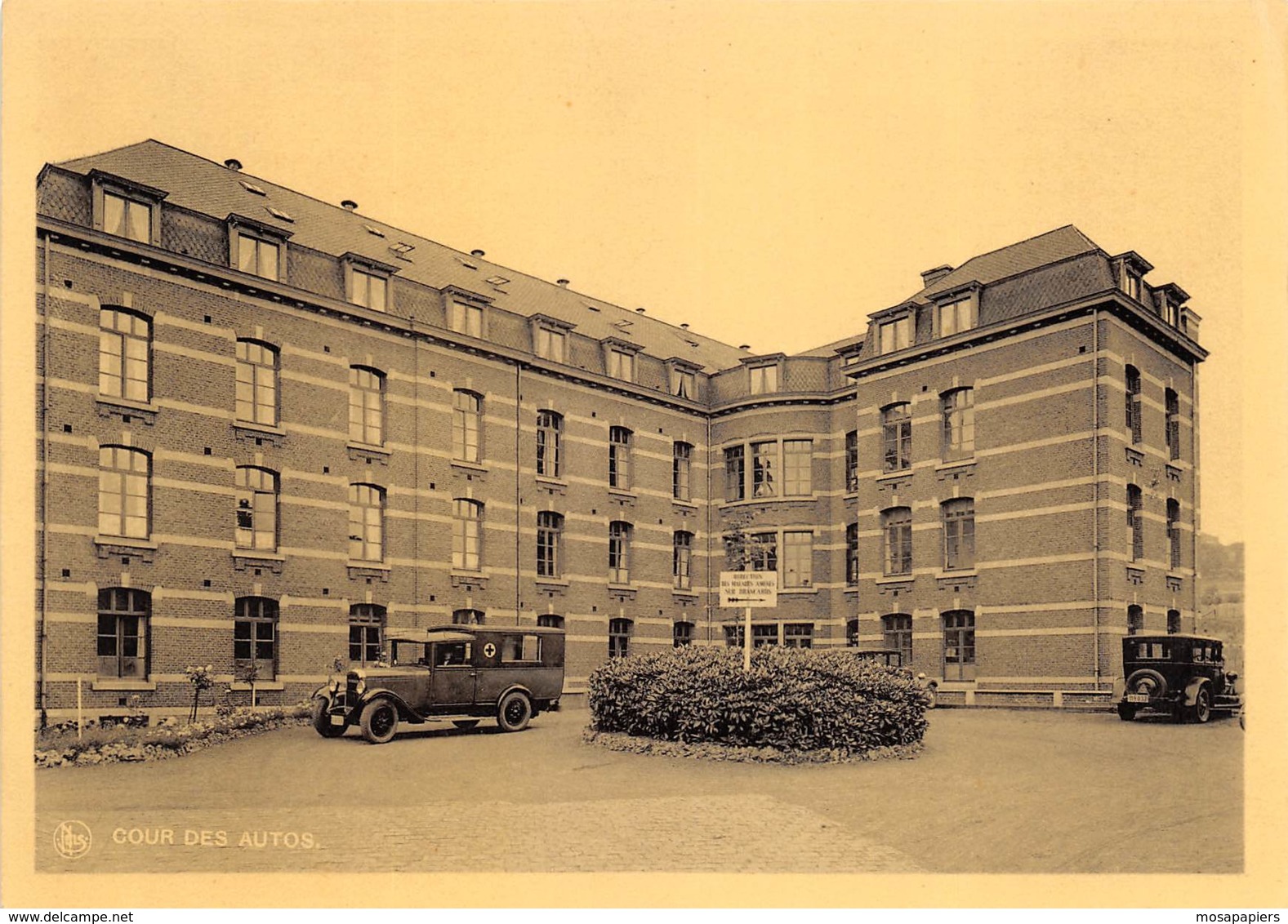 Salzinnes (Namur) - Clinique Ste-Elisabeth - Cour Des Autos - Animée, Ambulance - Namur