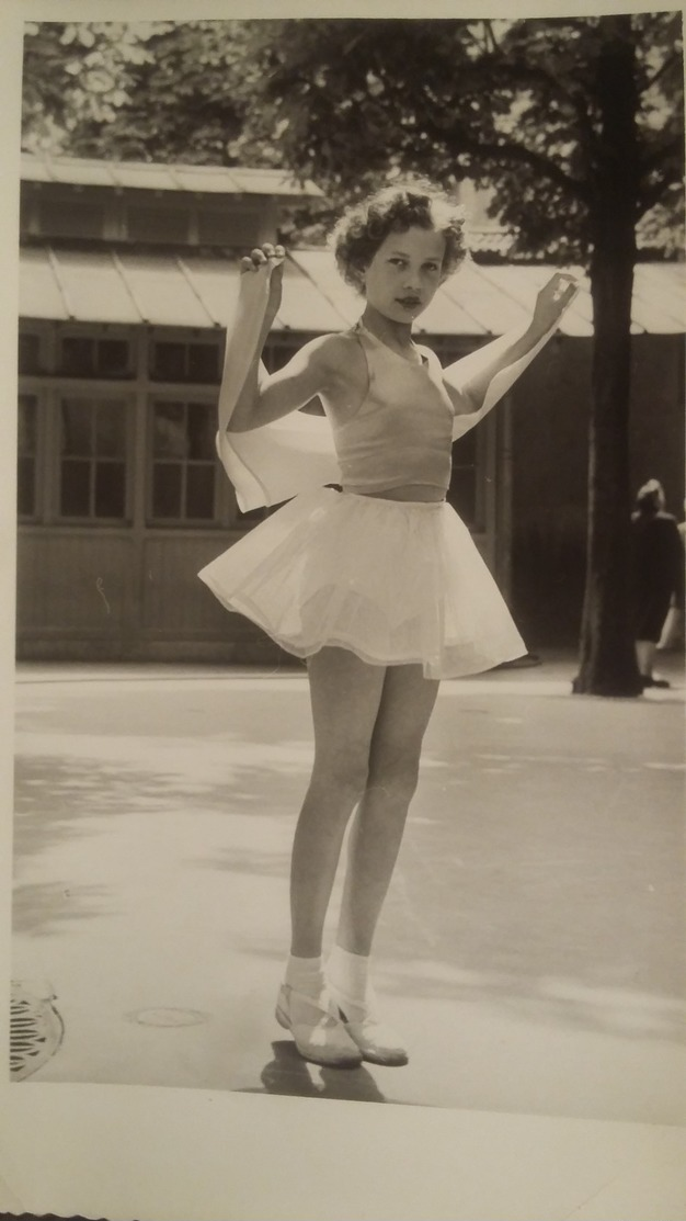 Ancienne Photo D'une Jeune Fille En Danseuse De Ballet - Personnes Anonymes