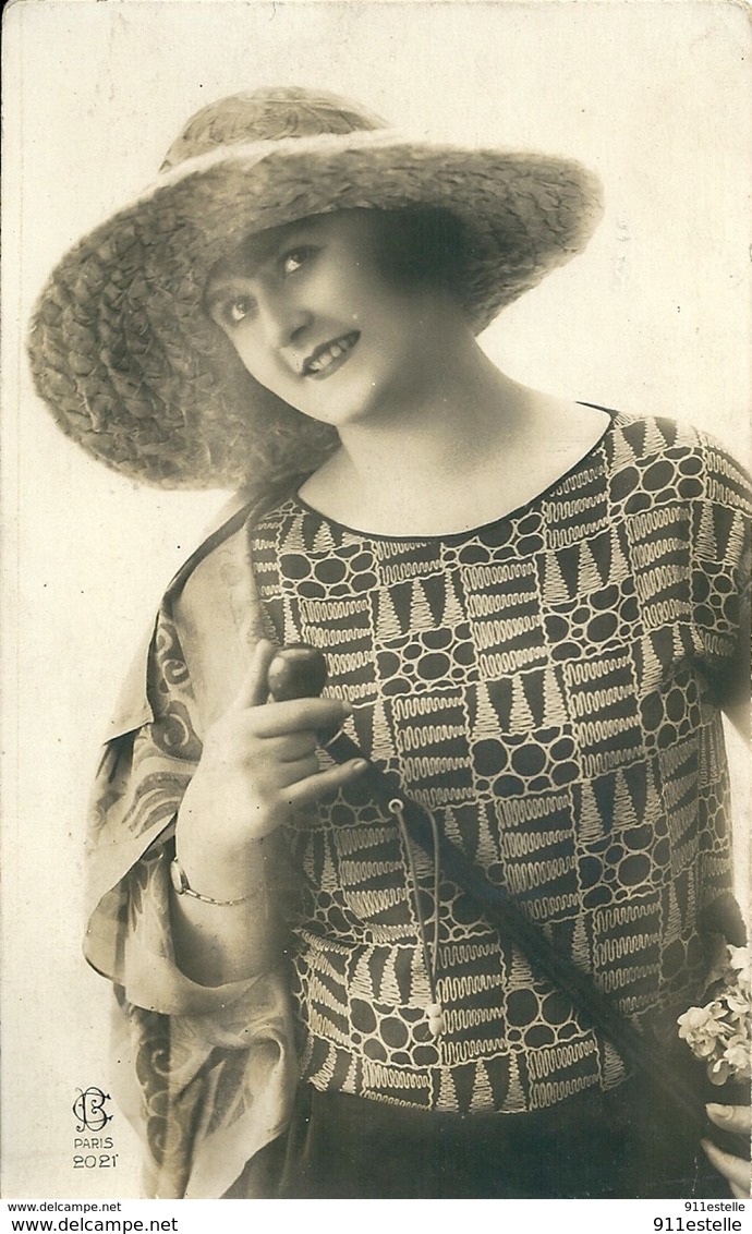 FEMME  A CHAPEAU  MODE En 1931 - Fashion