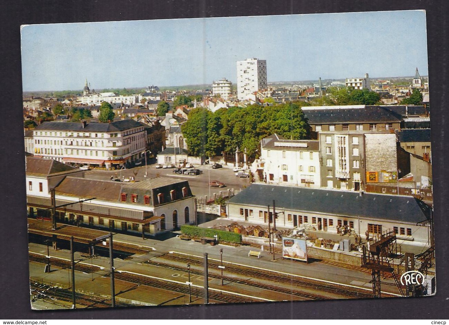 CPSM 36 - CHATEAUROUX - La Gare , Place De La Gare Et Vue Générale - TB PLAN VOIES QUAIS + Ville Derrière 1966 - Chateauroux