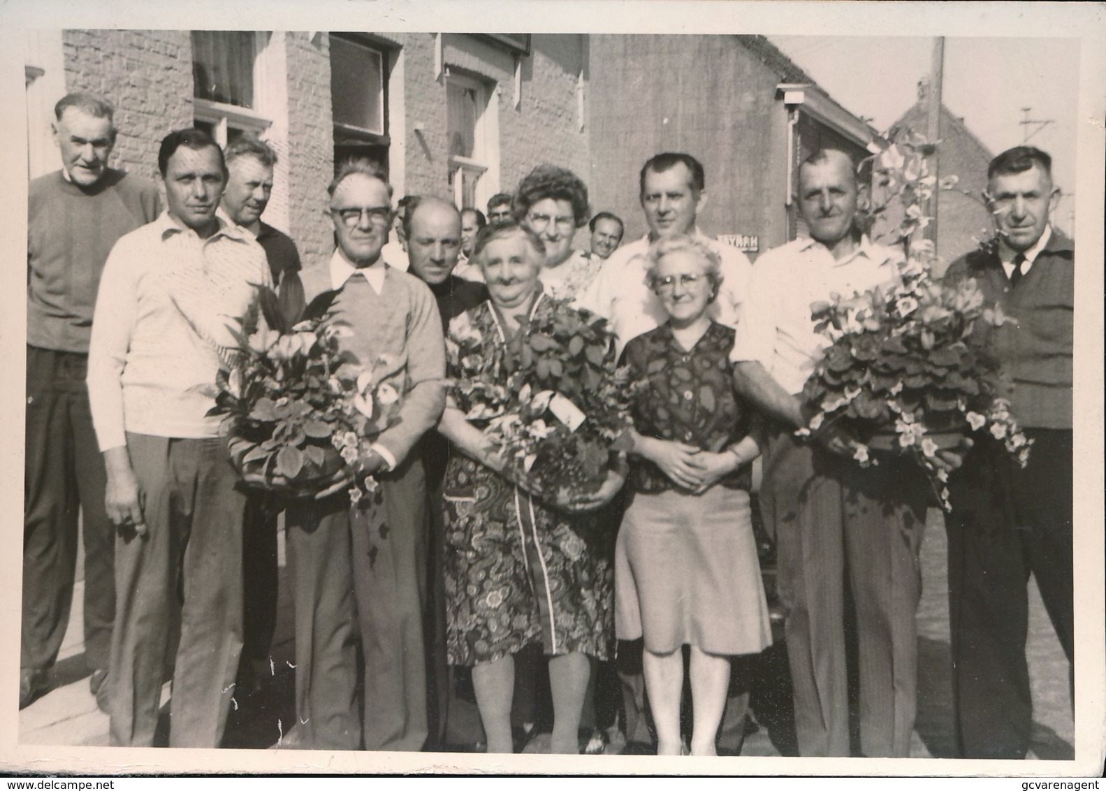 ZAFFELARE   FOTO 1973  - 12 X 9 CM  - LOKAAL 'T RUSTHOF - LOKAALHOUDER EN ZIJN MOEDER IN DE BLOEMEN GEZET - Lochristi