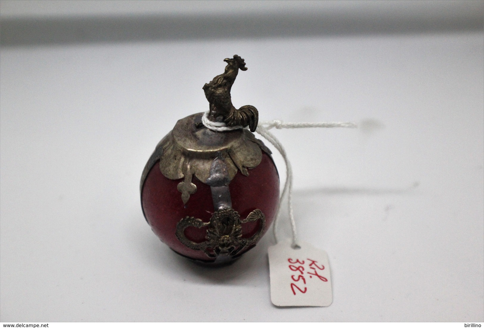 3852 - Sfera Di Giadeite Rossa, Lucidata A Mano, Lavorata Con Filamento In Argento, Con Un Gallo In Arg. In Alto Gr. 72 - Arte Orientale