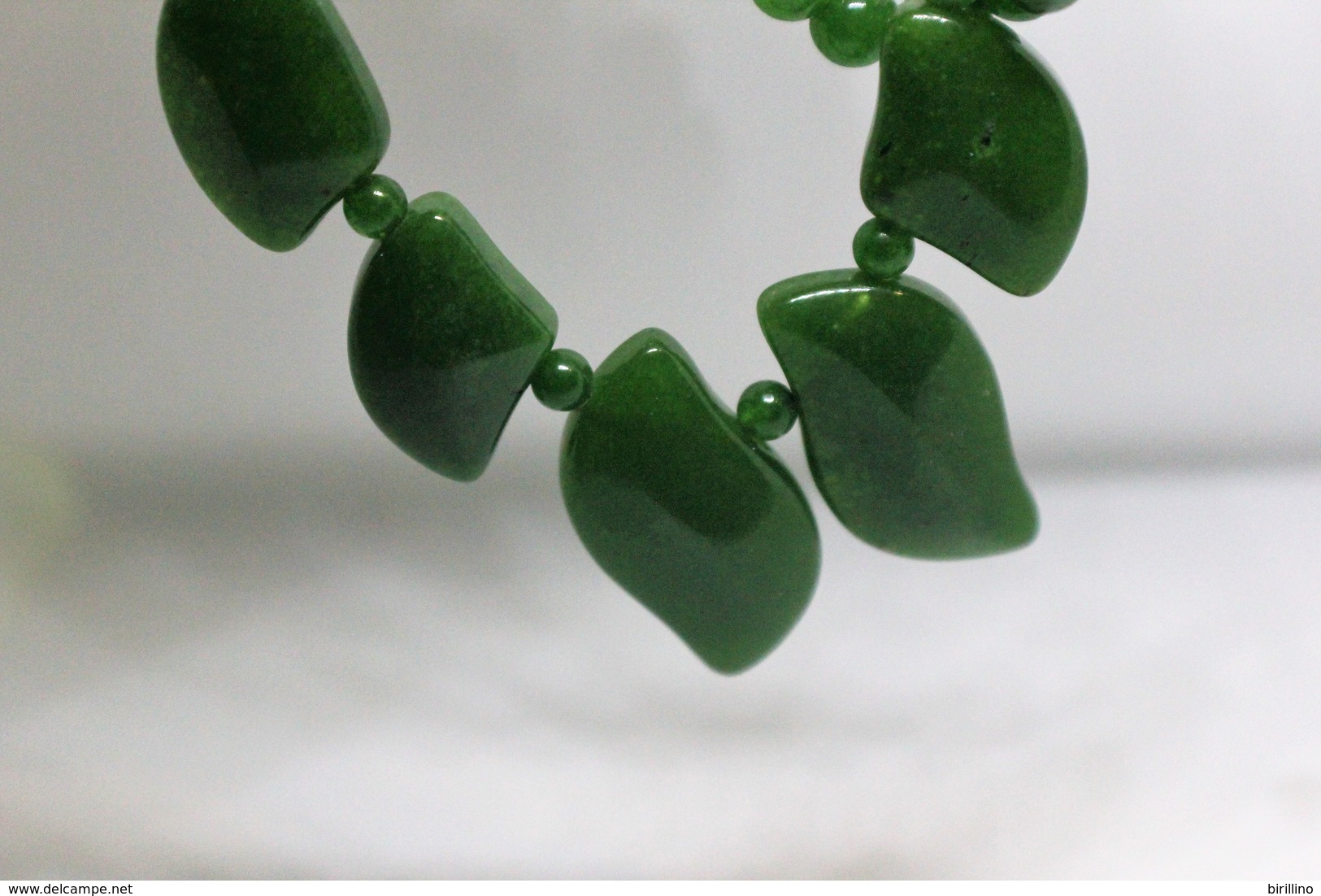 3856 - Collana di giada naturale (serpentino New Jade) lucidata a mano. Peso totale 44 gr.