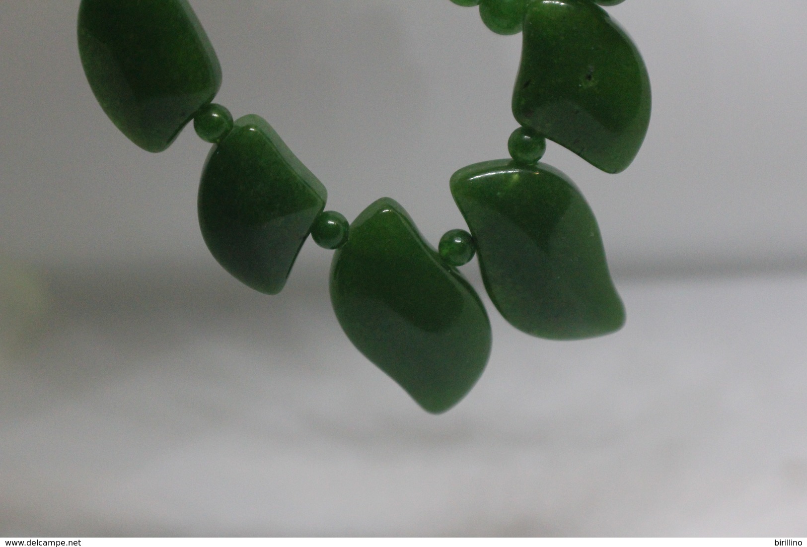 3856 - Collana di giada naturale (serpentino New Jade) lucidata a mano. Peso totale 44 gr.