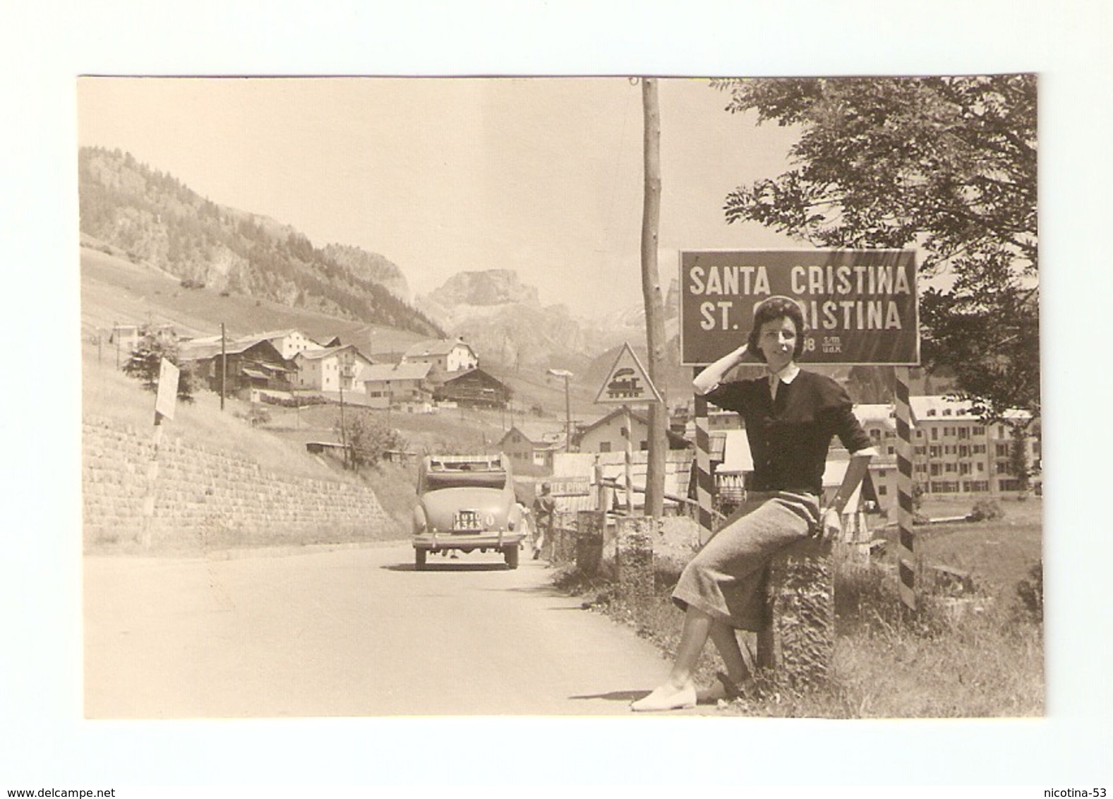 FO--00016-- 1 FOTO ORIGINALE- DONNA CON " FIAT TOPOLINO." TARGA ( T0 104343 )  LUGLIO 1956 SANTA CRISTINA VAL GARDENA - Automobili