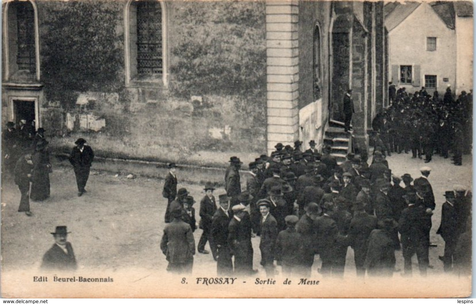 44 - FROSSAY -- Place De L'Eglise Et Rue Du Verger - Frossay