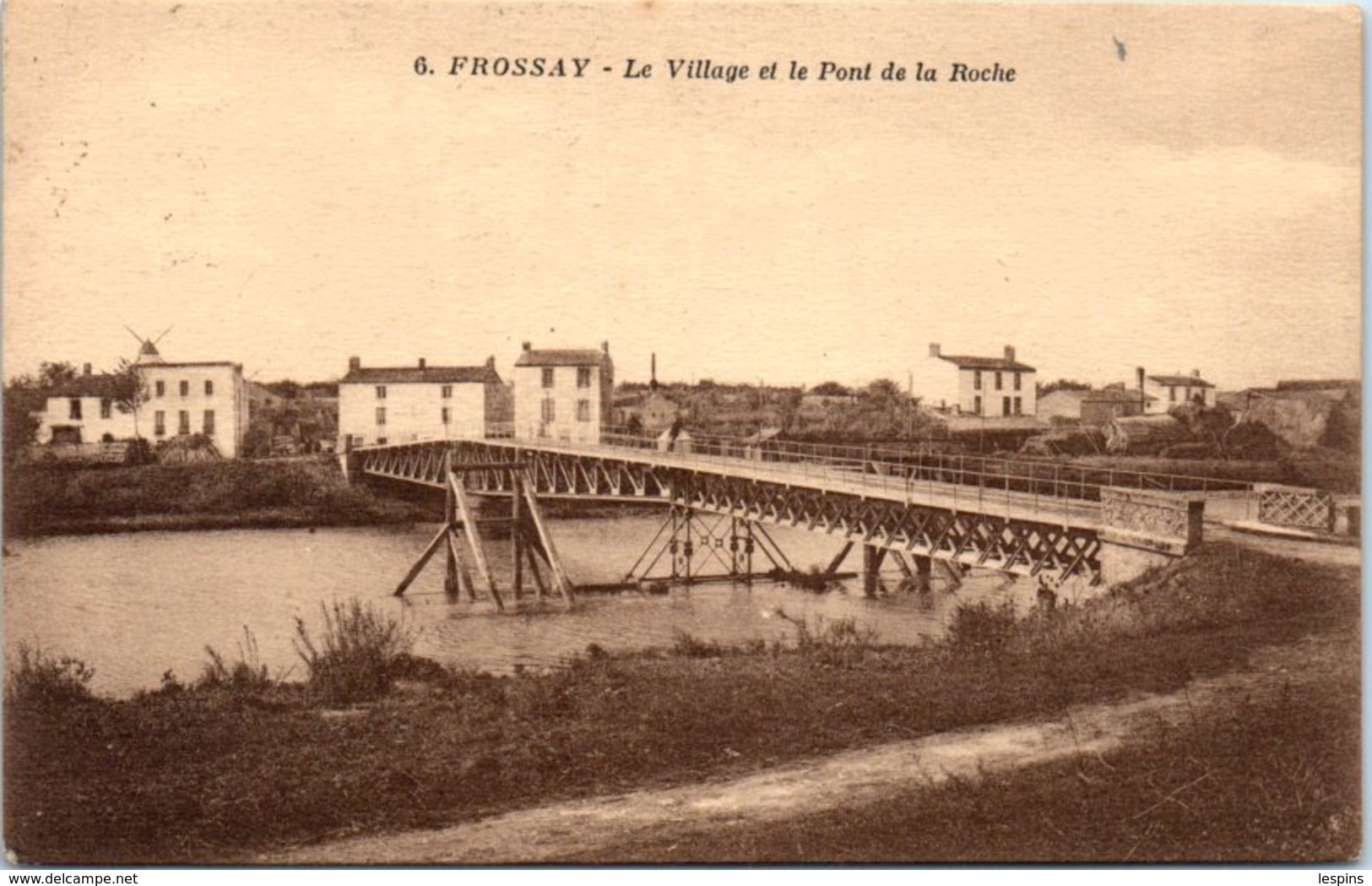 44 - FROSSAY -- Le Village Et Le Pont De La Roche - Frossay