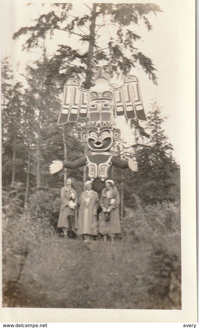 Totem Pole And Admirers At Alert Bay, Cormorant Island, British Columbia 1935 6" X 3.7" 15 Cm X 9.4 Cm - Places