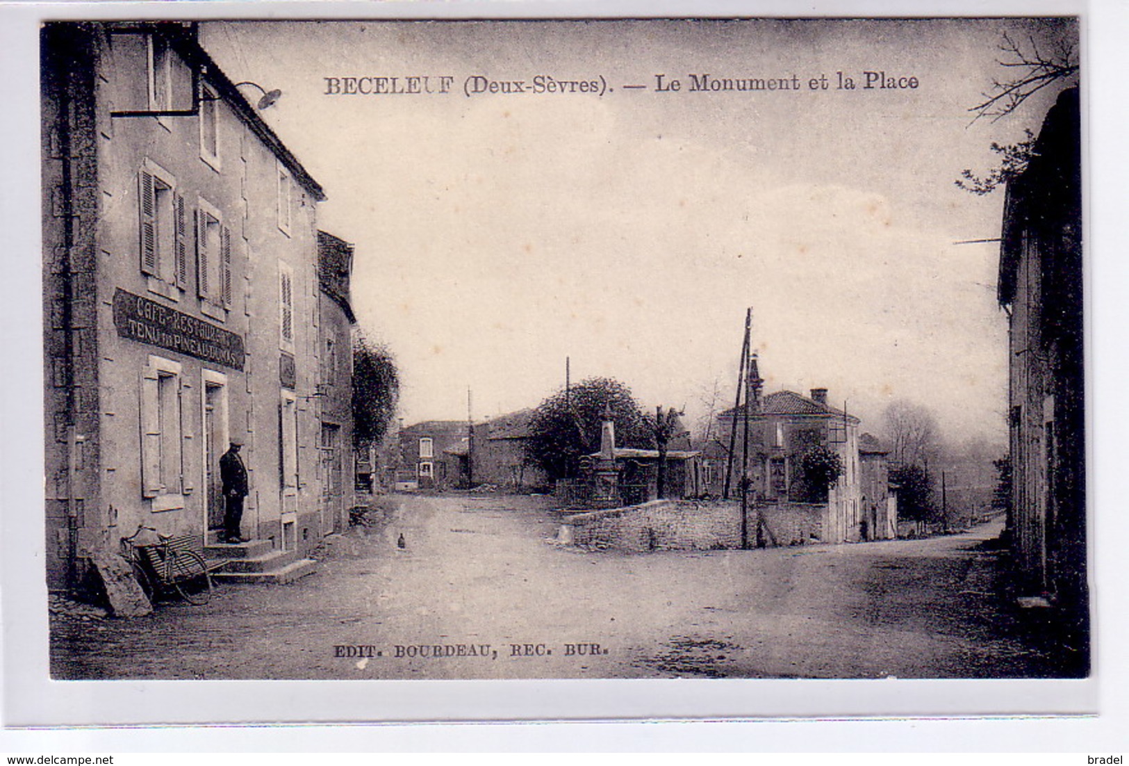 Beceleuf, Deux Sevres, Le Monument Et La Place - Autres & Non Classés