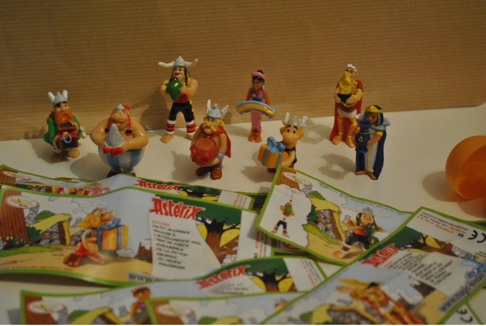 Asterix  50 Ans Anniversaire  ( 2009 ) Lot De 8 Figurines  Et 7 Bpz  ( Sauf Cléopatre ) - Dessins Animés