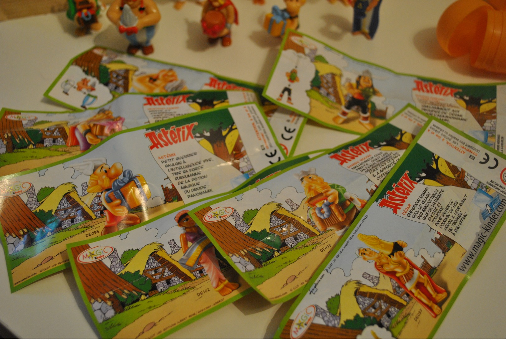 Asterix  50 Ans Anniversaire  ( 2009 ) Lot De 8 Figurines  Et 7 Bpz  ( Sauf Cléopatre ) - Dessins Animés