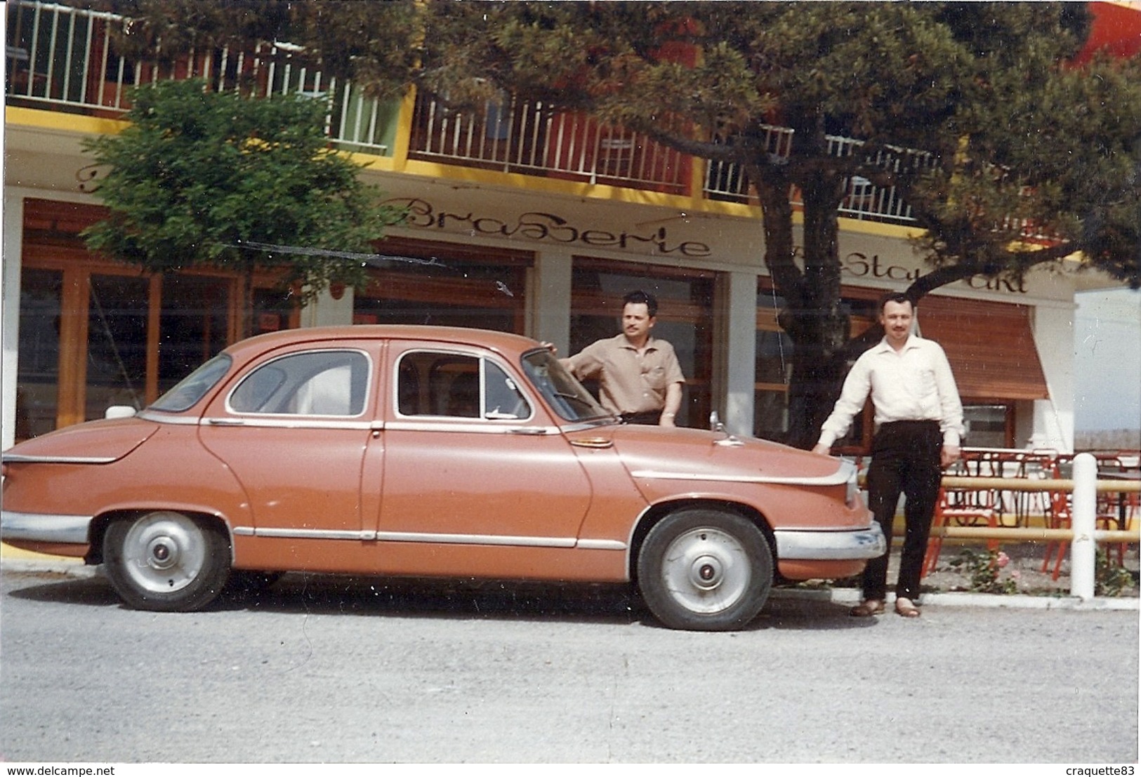 PANHARD ROUGE ET 2 HOMMES DEVANT UNE BRASSERIE 1999 - Automobiles