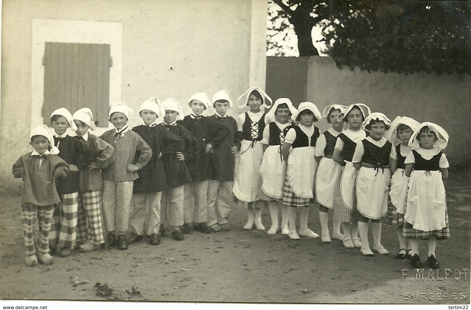 ( CARTE PHOTO ) ( SURGERES   )( 17 CHARENTE MARITIME )( PHOTO MALPOT )( ECOLES )( FOLKLORE ) - Lieux