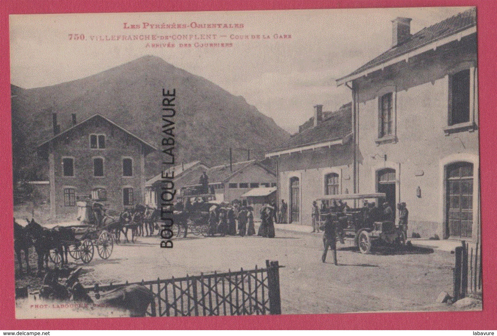 66 - VILLEFRANCHE DE CONFLENT---Cour De La Gare--Arrivée Des Courriers---animé--pas Courante - Autres & Non Classés